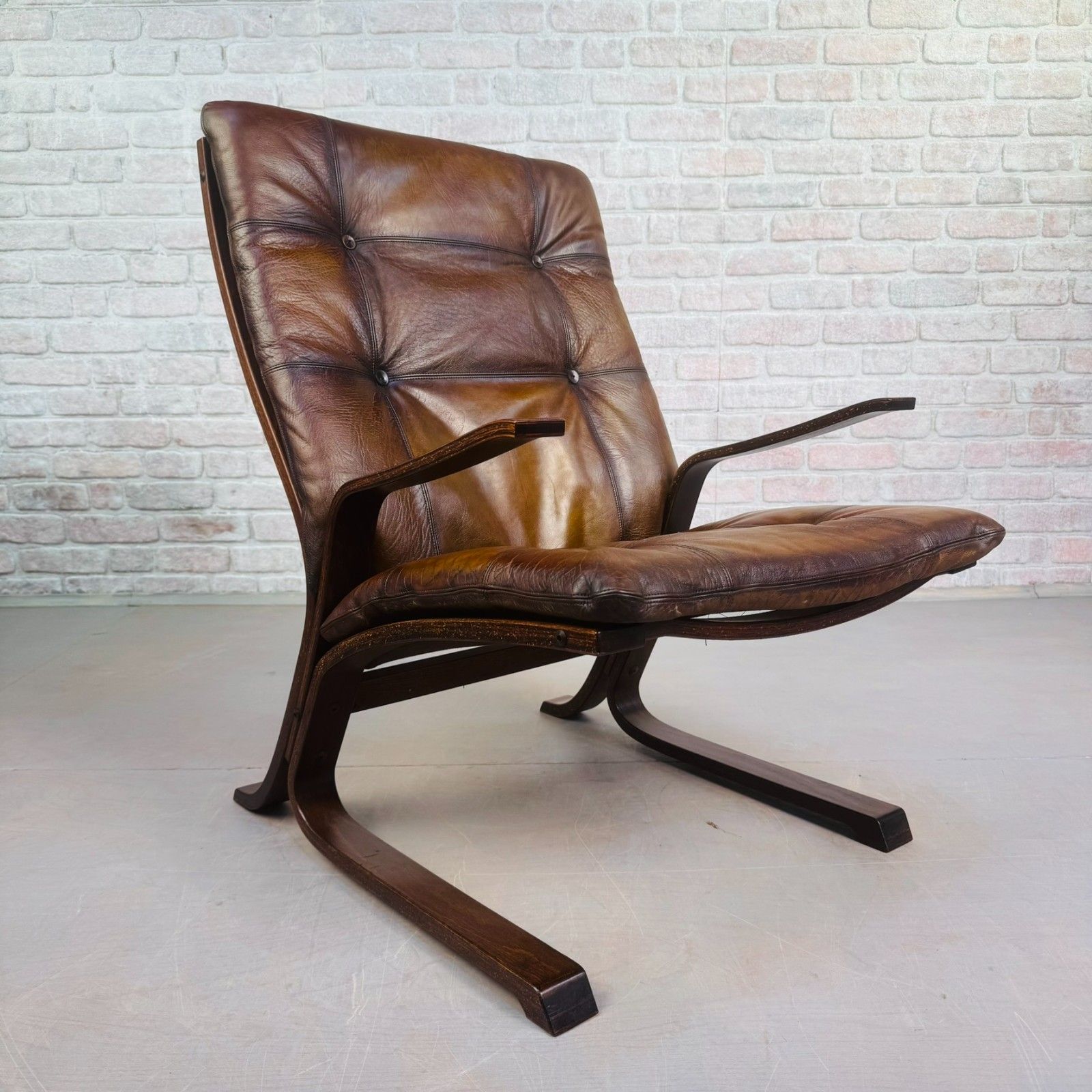 Vintage Danish Brown Leather Cantilever Chair – Sleek Design & Rich Patina