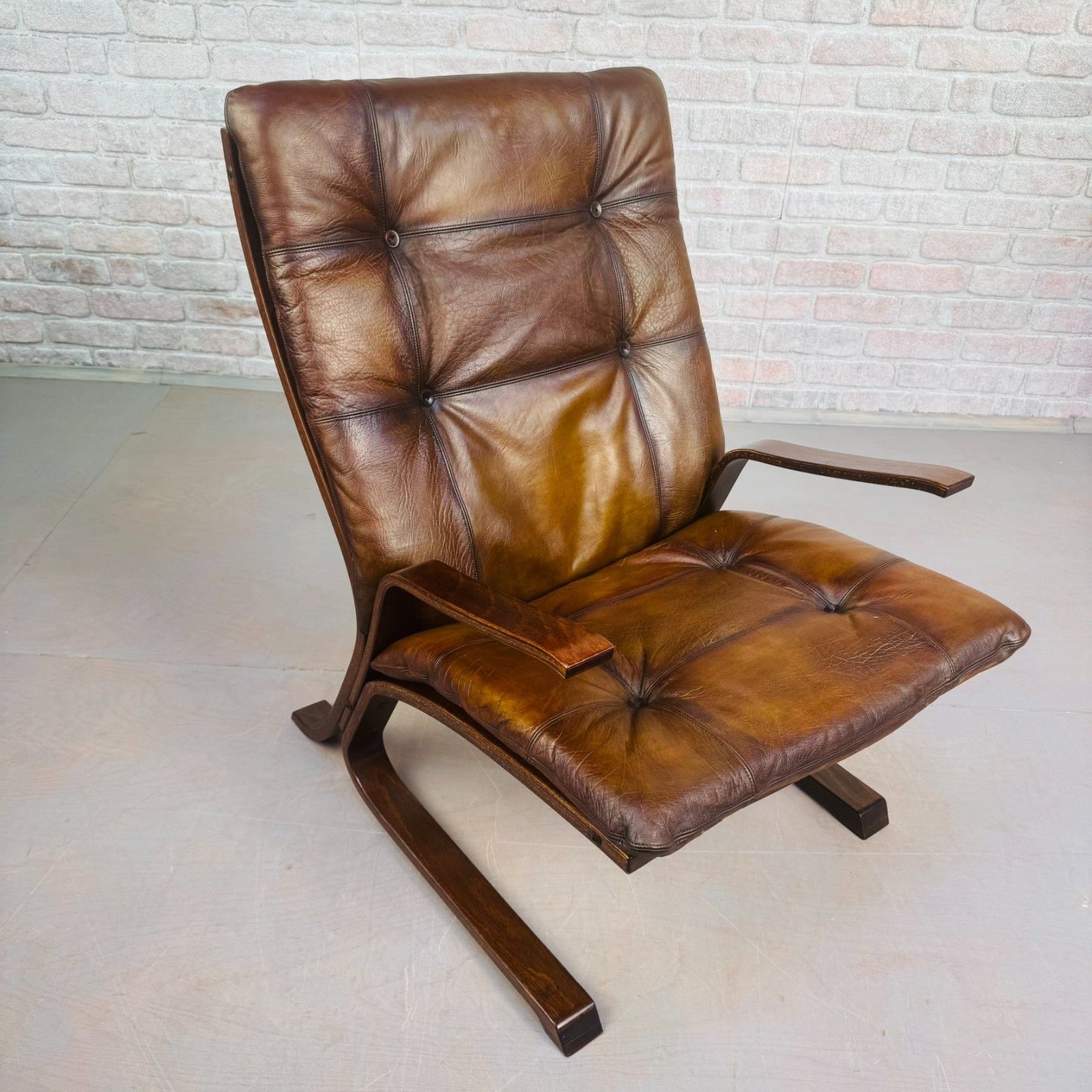 Vintage Danish Brown Leather Cantilever Chair – Sleek Design & Rich Patina photo vintage