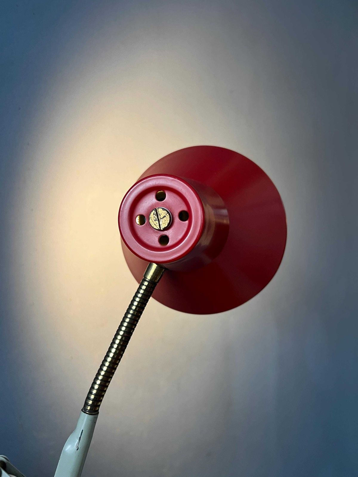 Rode En Witte Hala Schaarlamp Voor Aan De Wand photo vintage