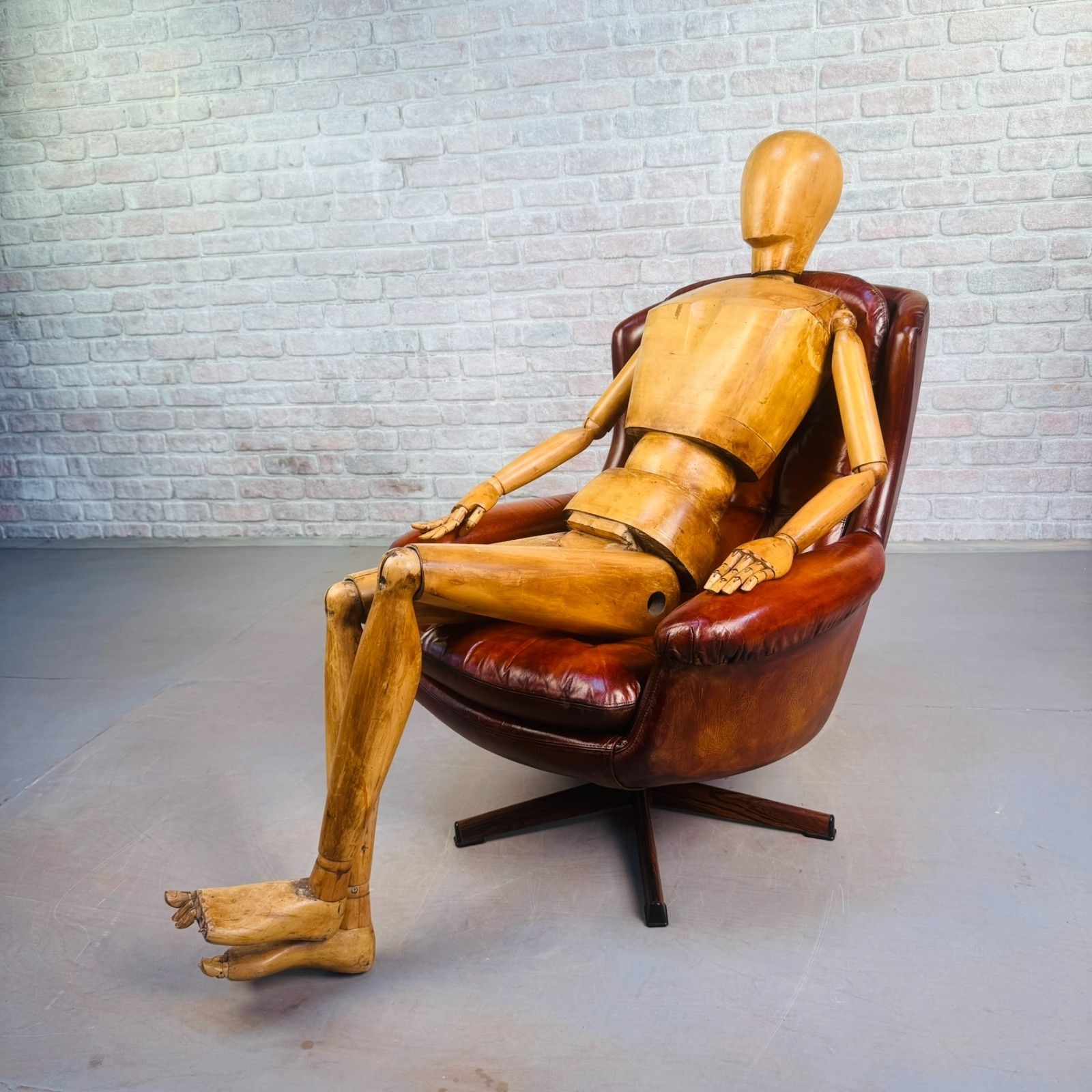 1970s Danish Egg Chair – Cognac Leather Swivel Base photo furniture