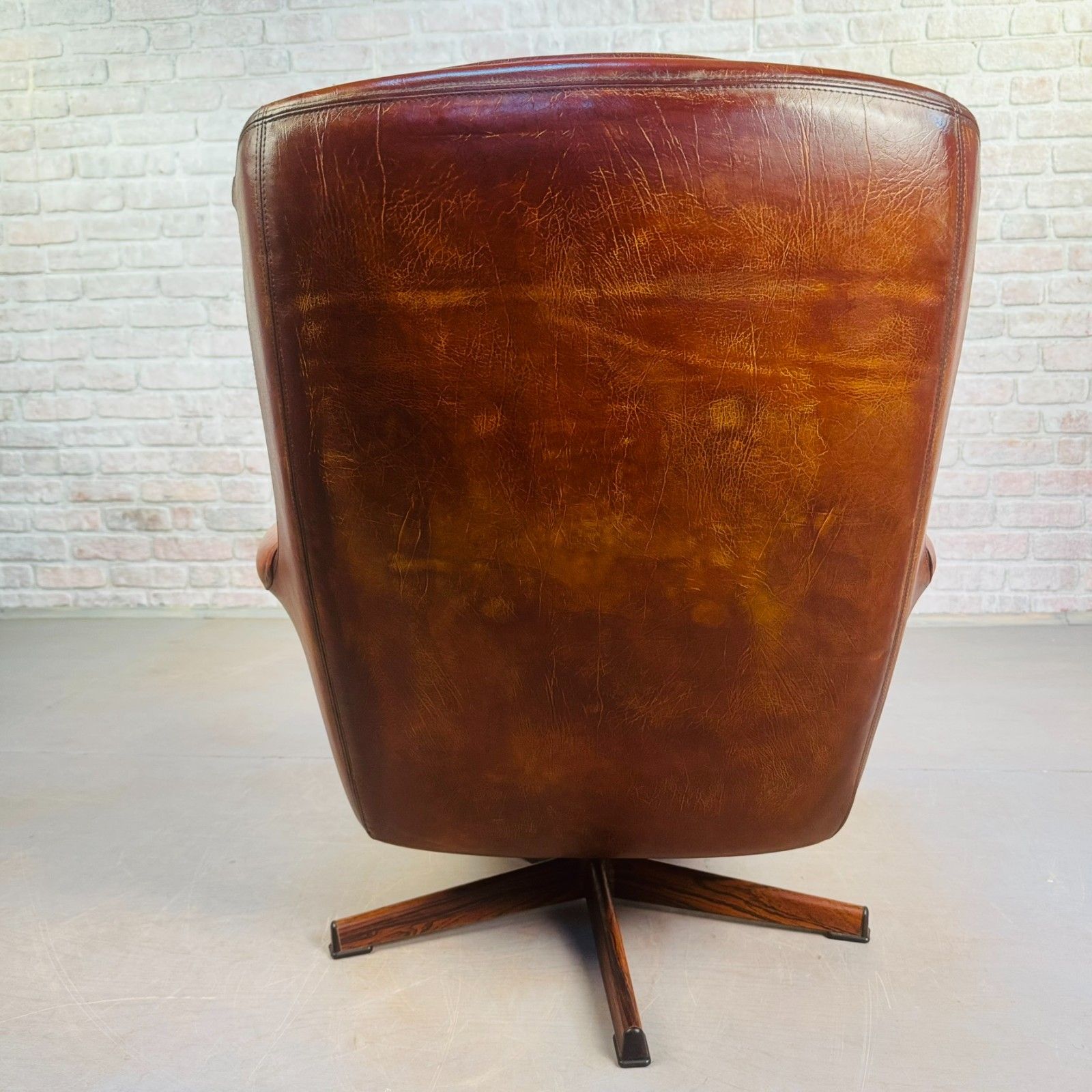 photo furniture 1970s Danish Egg Chair – Cognac Leather Swivel Base