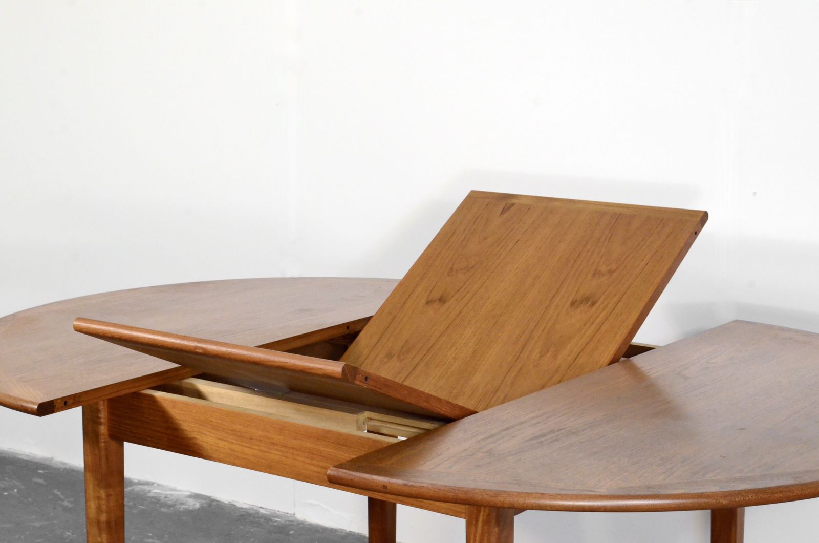 Midcentury Danish Teak Extending Round Table. photo buy