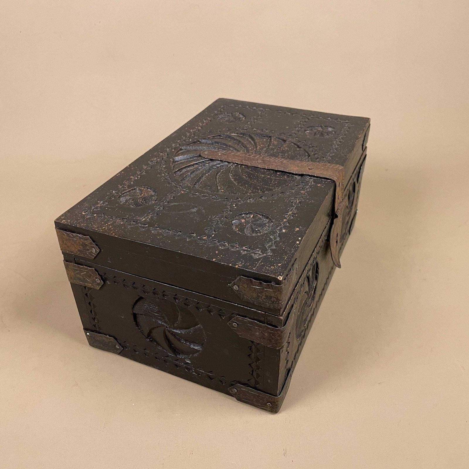 Antique Style Wooden Box Hand Carved Trinket Jewellery Keepsake Storage Brown Wood Metal Clasp Dressing Table Decor Hinged Lid photo furniture