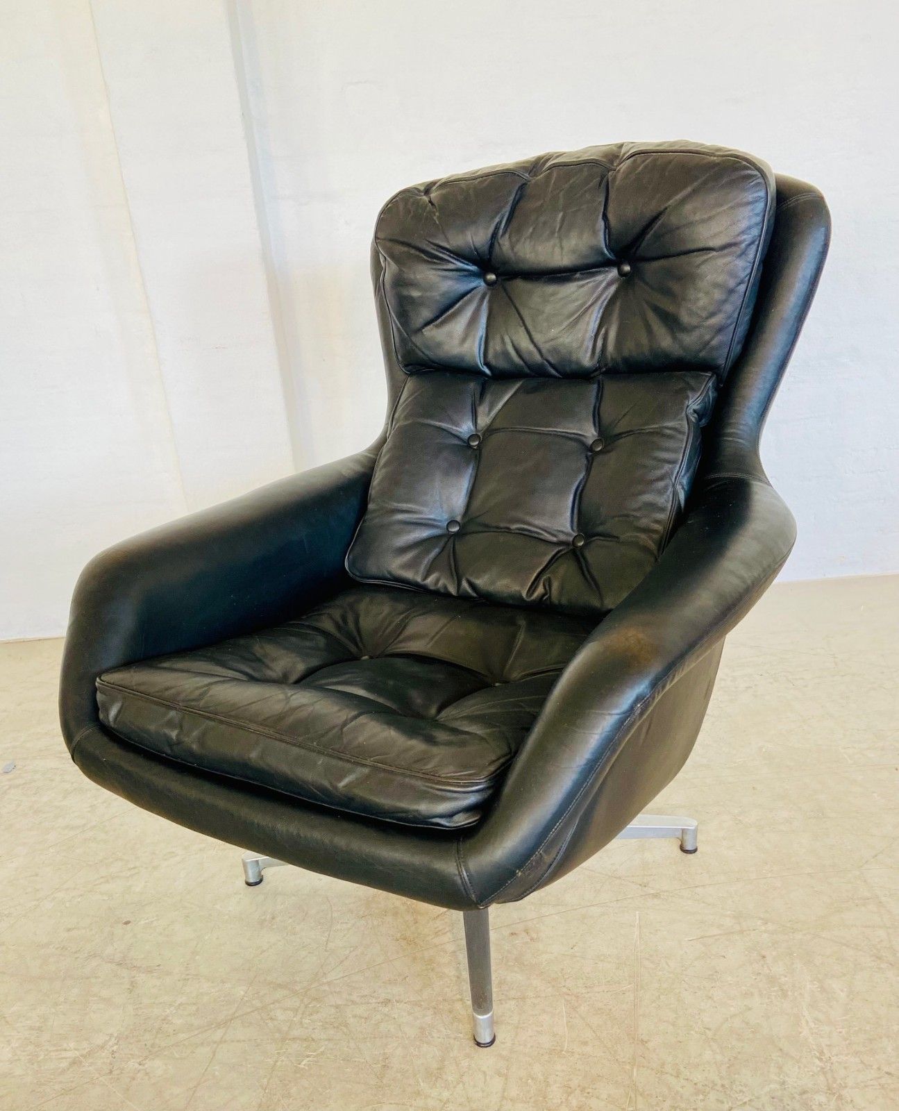 photo vinterior Vintage Danish Mid Century Black Leather Swivel Chair Manufactured By Dux For Alf Svensson.