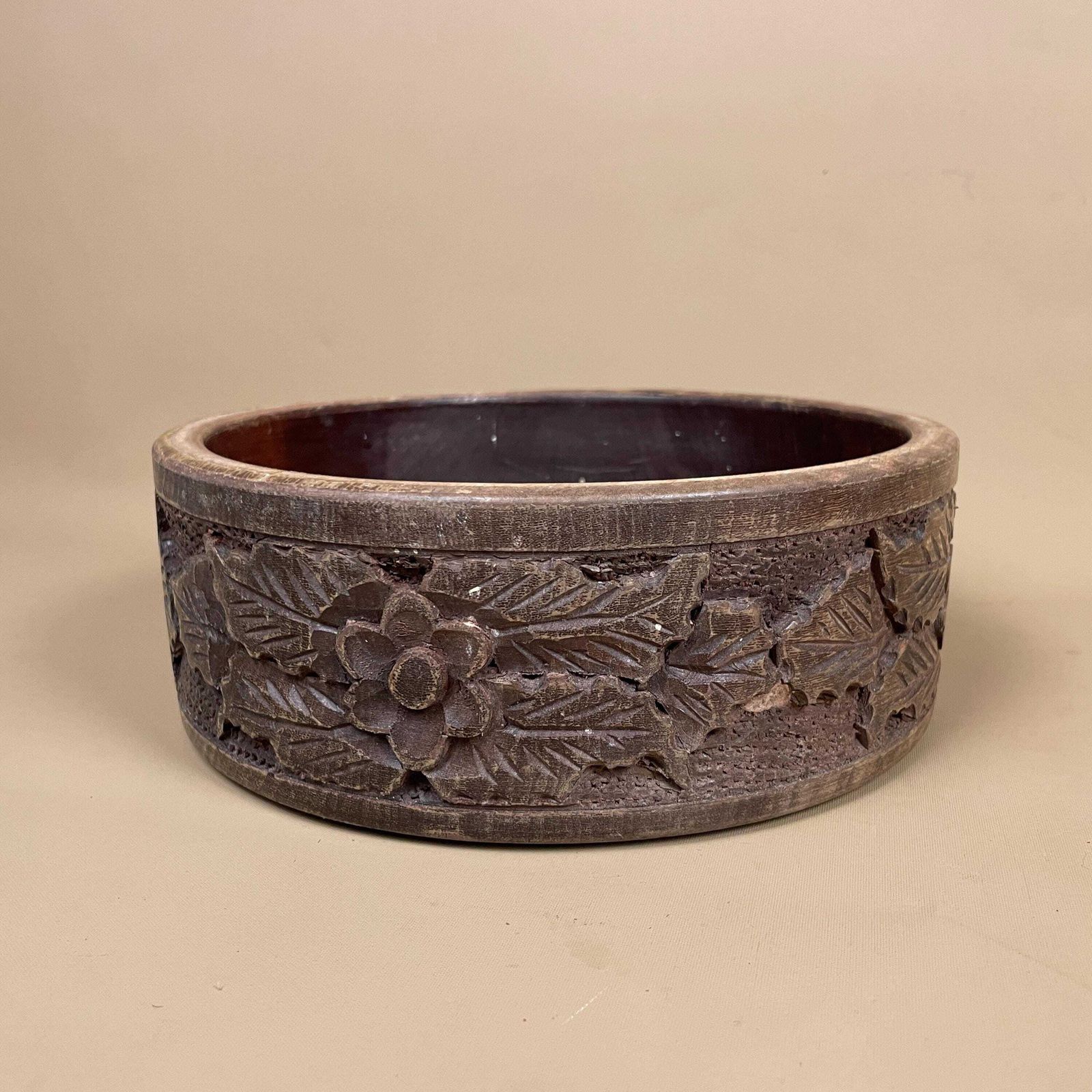 Vintage Hand Carved Wooden Bowl Decorative Floral Leaf Motif Rustic Display Tub Farmhouse Cottage Tableware Wood Handmade Round photo furniture