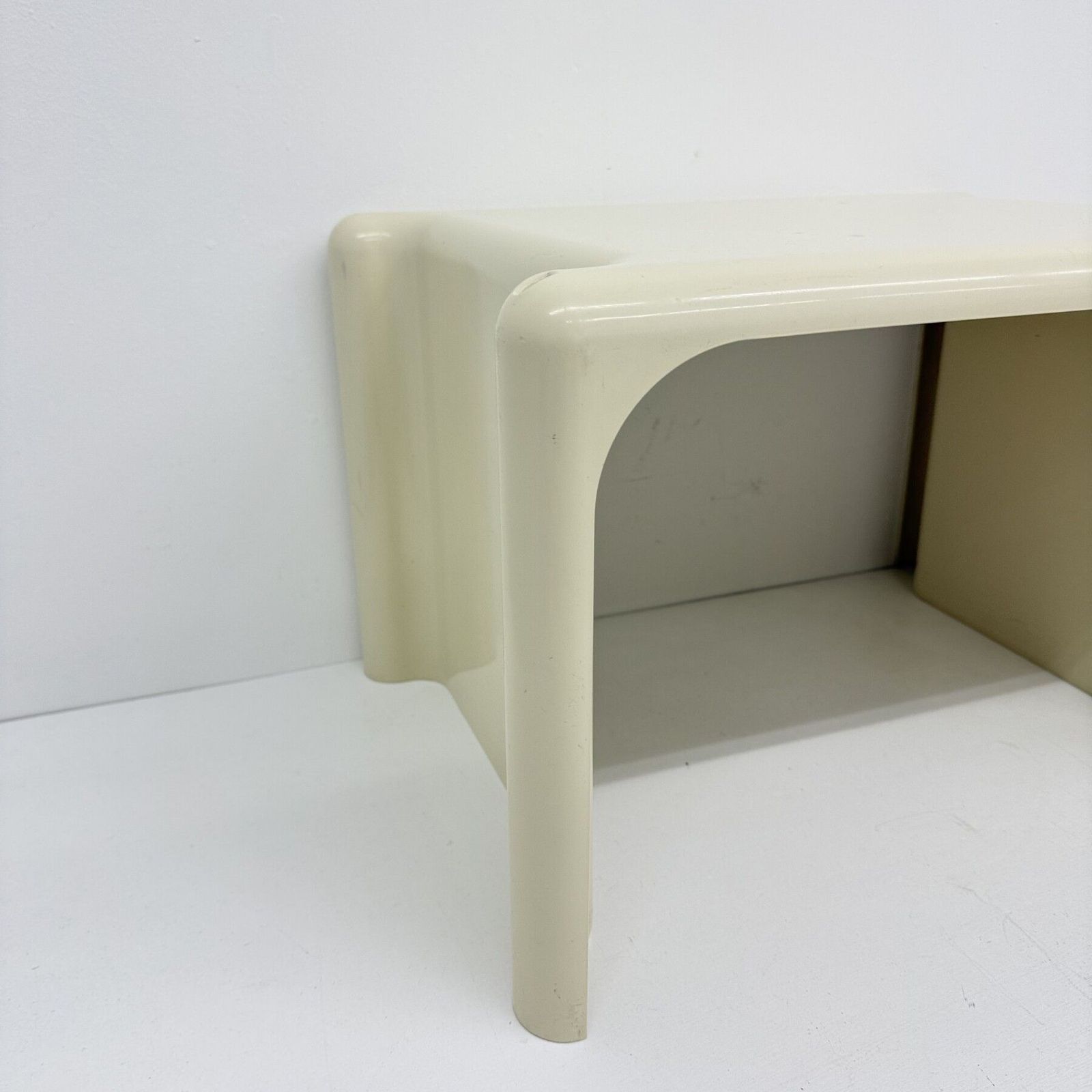 photo furniture Italiaanse moderne kunststof bijzettafel van Giotto Stoppino voor Elco Scorze, jaren 1970