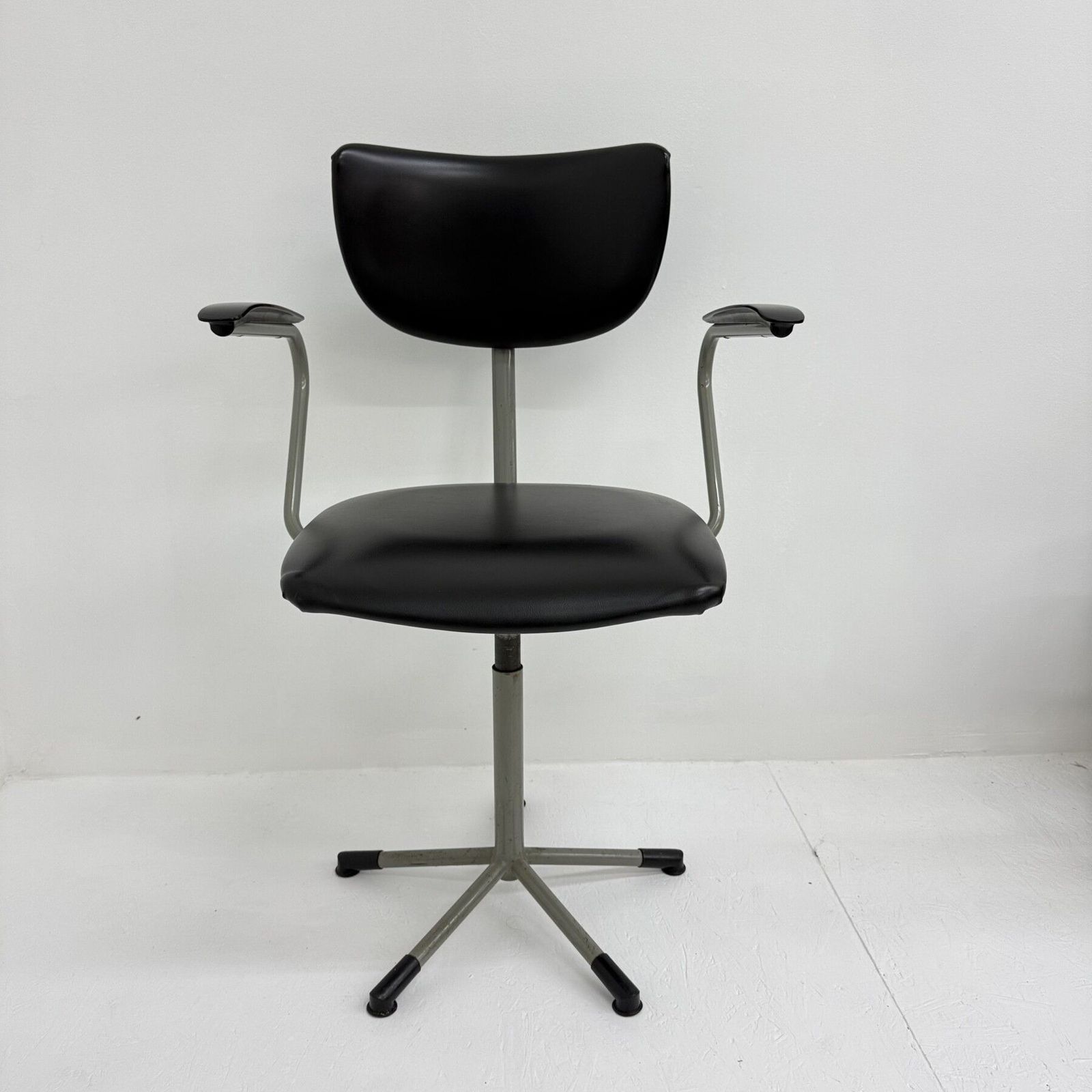 Mid Century 3311 Bureaustoel Van Toon De Wit Voor Gebroeders De Wit, Ca. Jaren 1960 photo Meubels
