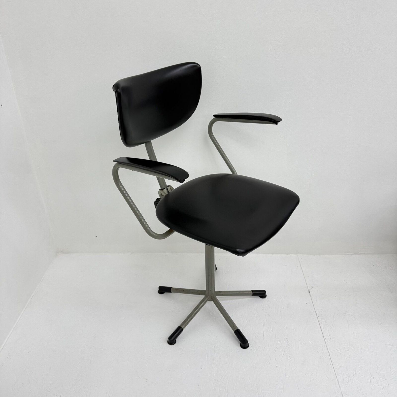 Mid Century 3311 Bureaustoel Van Toon De Wit Voor Gebroeders De Wit, Ca. Jaren 1960 photo vintage