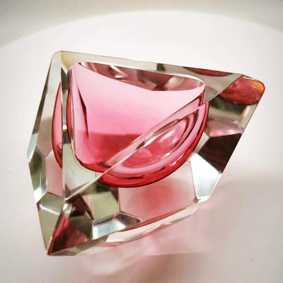 1960s Rare Pink Multifaceted Triangular Ashtray Or Catch All In Murano By Flavio Poli For Seguso. Made In Italy.