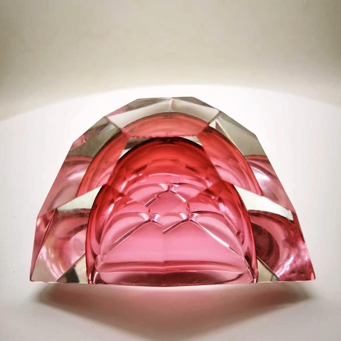 1960s Rare Pink Multifaceted Triangular Ashtray Or Catch All In Murano By Flavio Poli For Seguso. Made In Italy. photo vintage