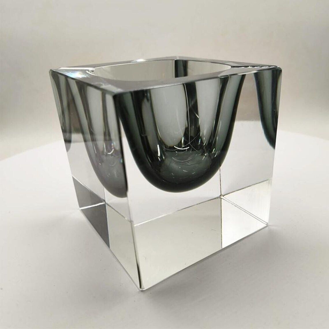 photo vinterior 1960s Rare Big Cube Ashtray Or Catch All In Murano Glass By Flavio Poli For Seguso.