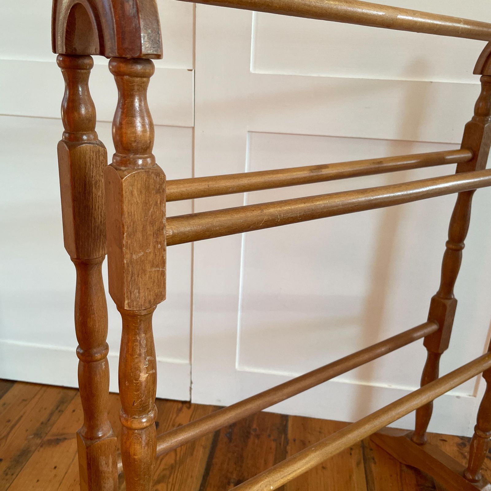 Victorian Pine Towel Rail Freestanding Wooden Blanket Bathroom Antique Style Stand Bathroom Holder Rack Cottage Mud Room Freestanding photo vintage
