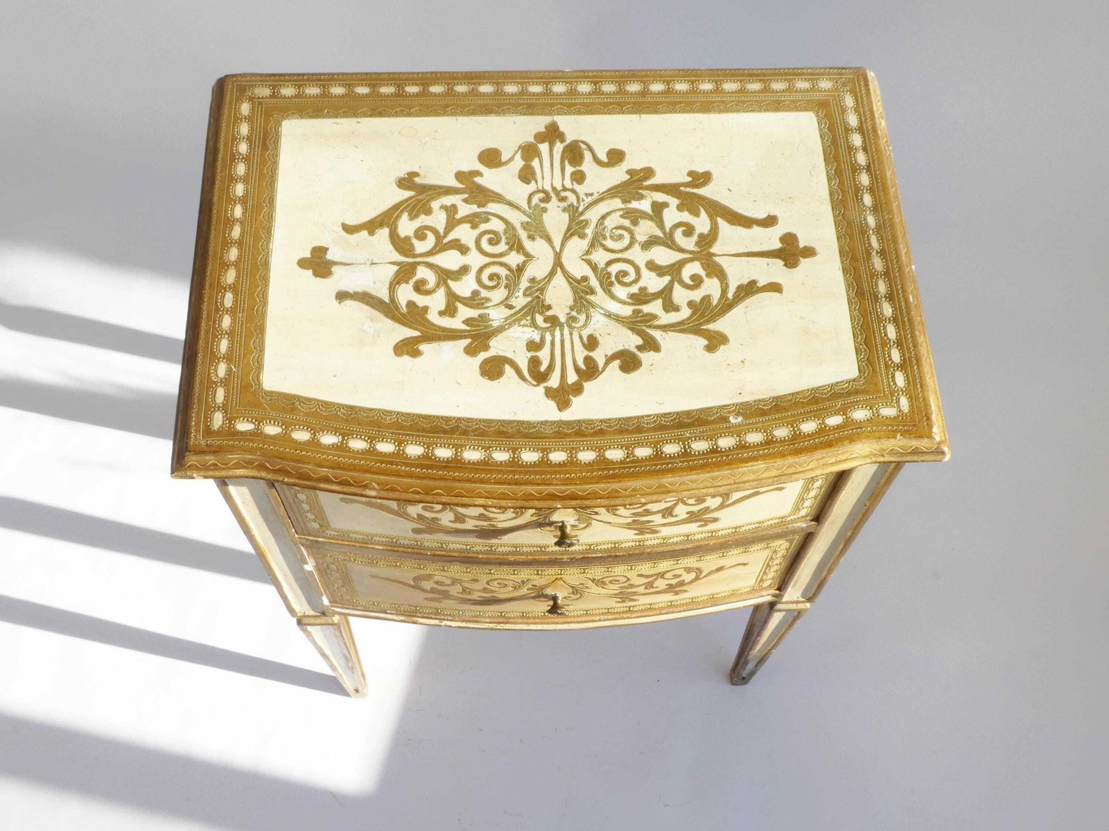 Florentine Wooden Chest Of Drawers In Gold And White, Italian Entryway Table, Hollywood Regency Console photo vinterior