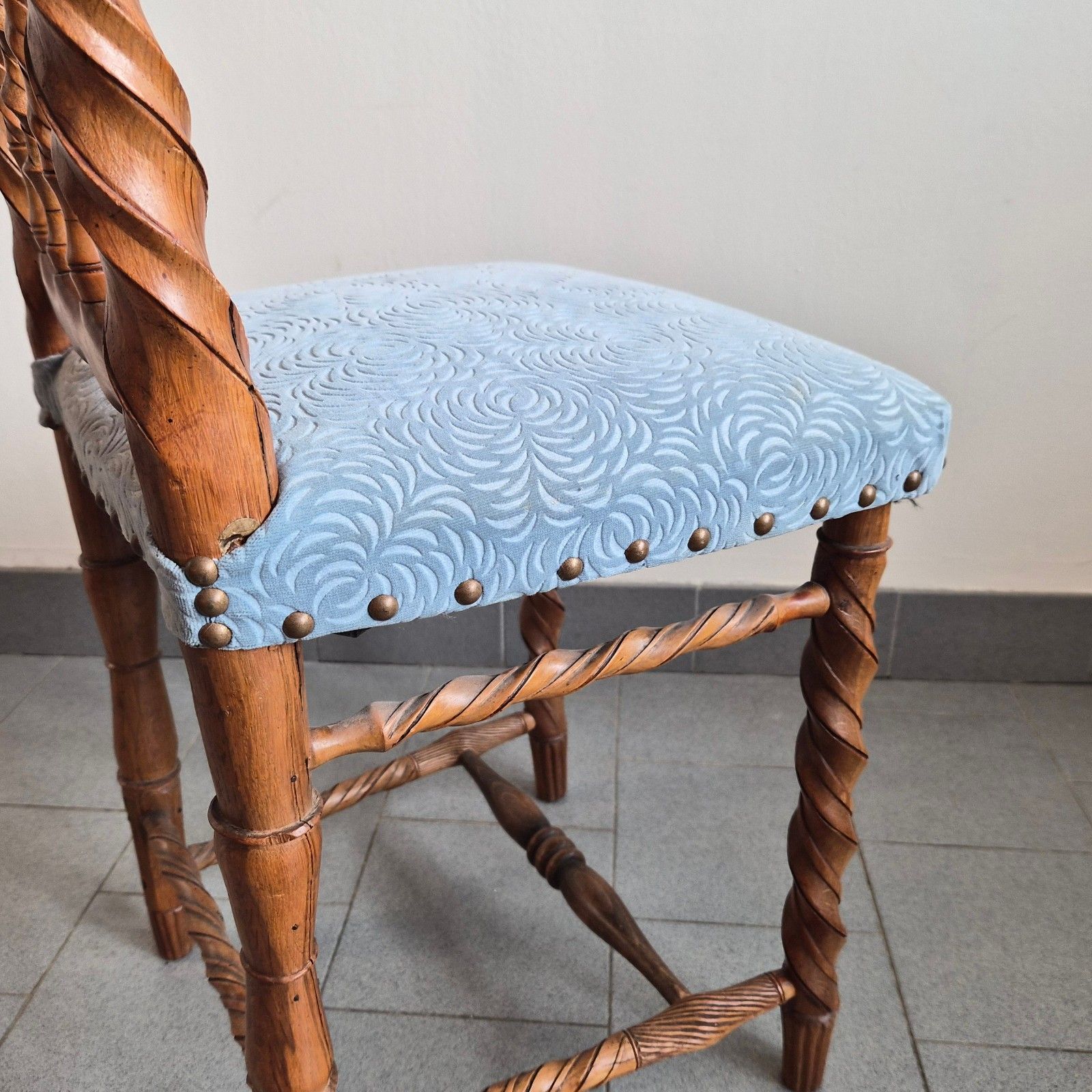 photo buy Vintage Jaren 1950 Handgemaakte Houten Stoel Met Houtsnijwerk En Fluwelen Bekleding – Folk Art