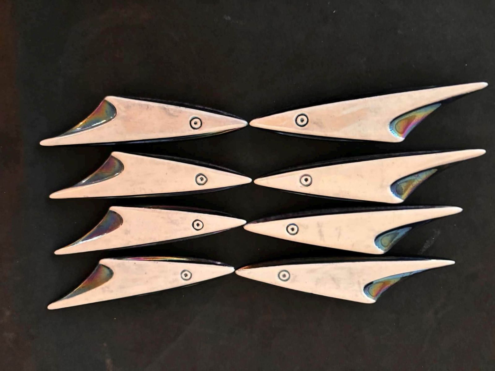 Woonaccessoires Set Van 8 Franse Mid Century Keramische Messenleggers – Sculptuurvormig Visontwerp, Iriserend Glazuur photo