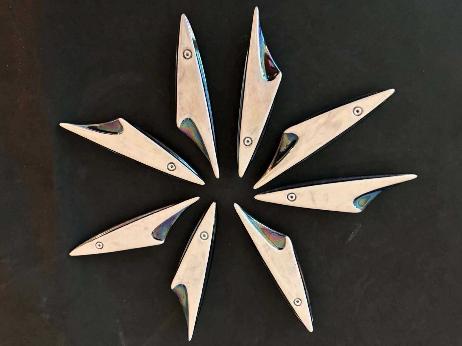 photo vinterior Set Van 8 Franse Mid Century Keramische Messenleggers – Sculptuurvormig Visontwerp, Iriserend Glazuur