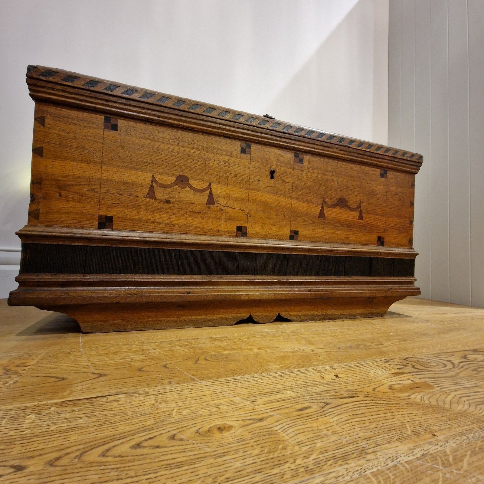 photo vinterior Antique 18th Century Dutch Oak Coffer – Chevron Inlays & Original Iron Handles