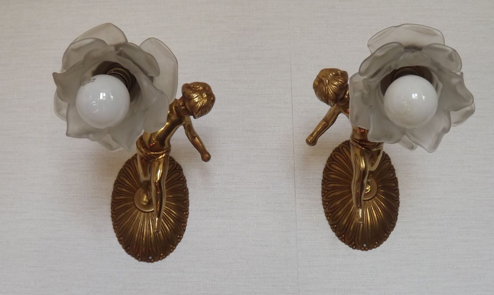 Paire d'appliques murales italiennes décoratives en bronze avec abat-jour en verre pétale de fleur