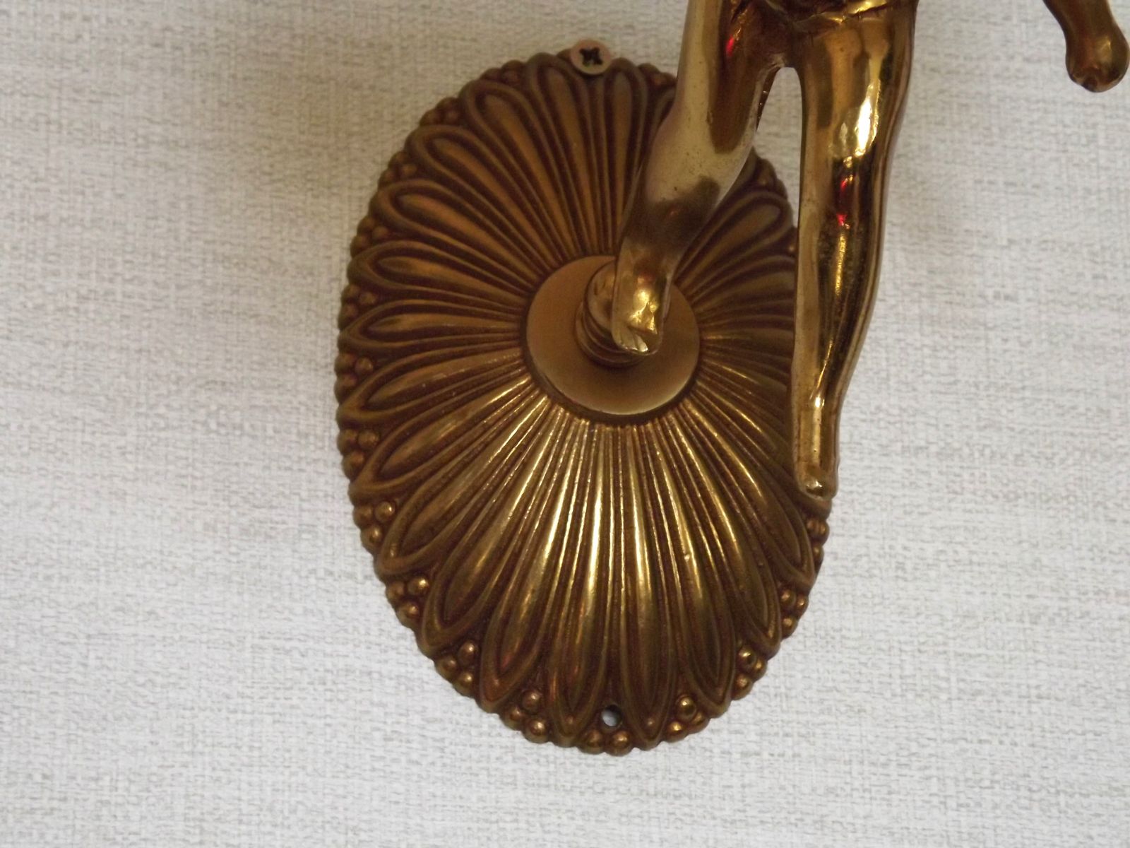 photo for sale Paire d'appliques murales italiennes décoratives en bronze avec abat-jour en verre pétale de fleur