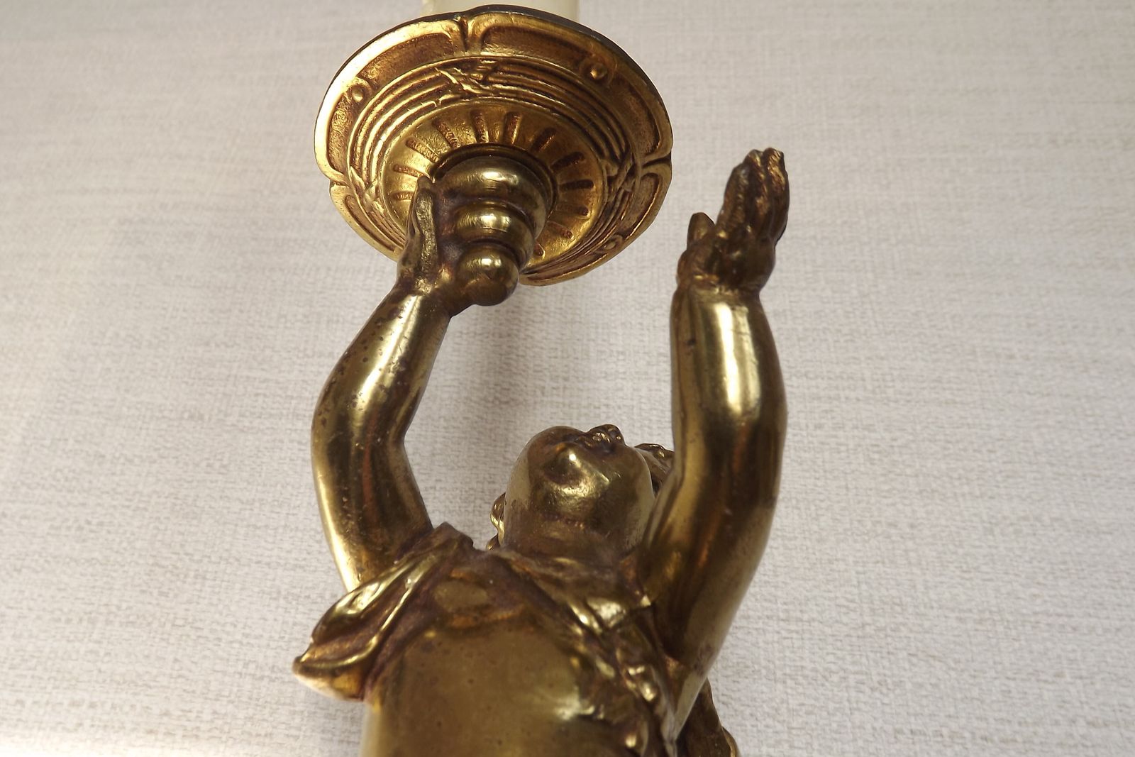 photo for sale Paire d'appliques murales vintage françaises à un bras, putti en bronze