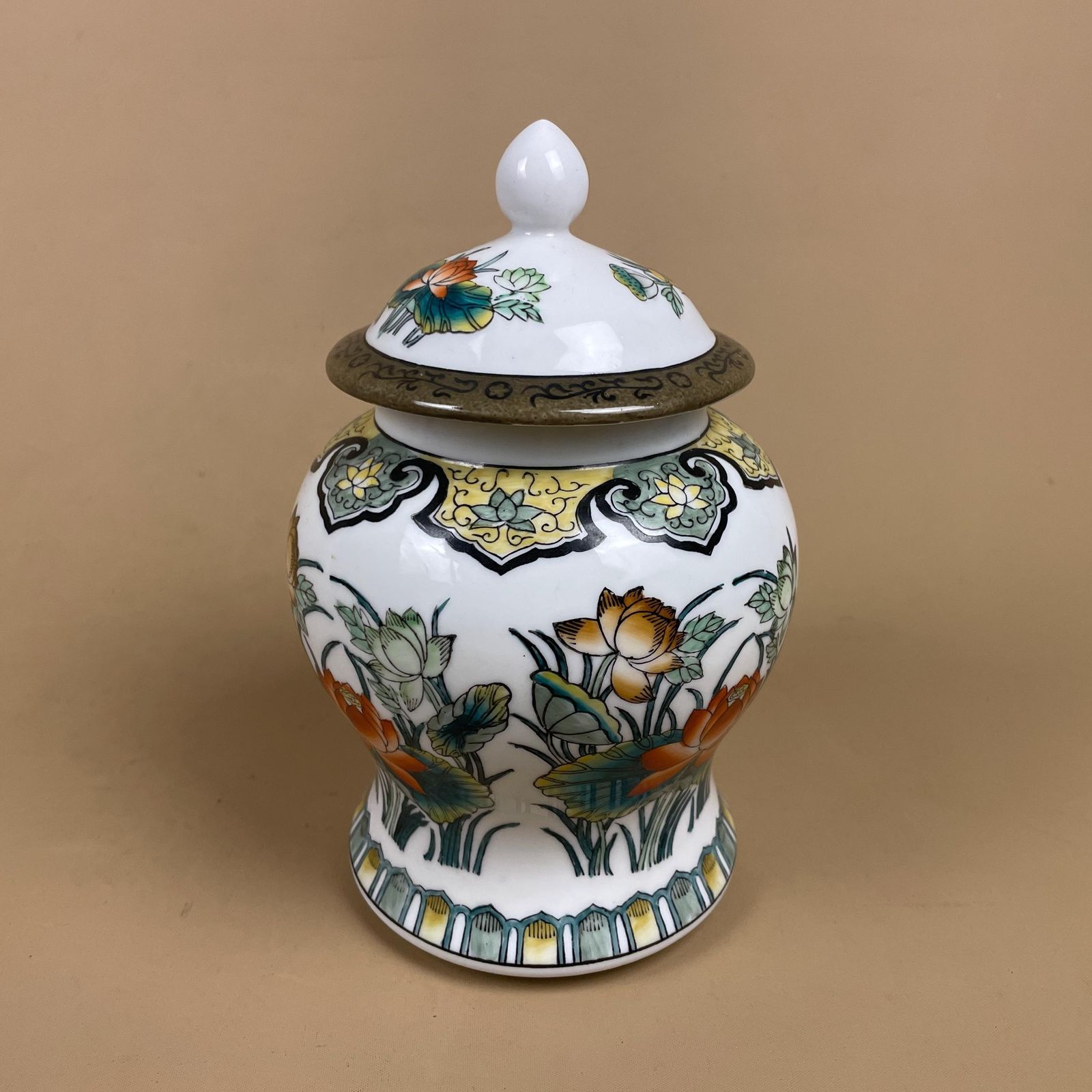Oriental Decorative Vase Ceramic Pot Chinese Vintage Display Hand Painted Asian Old Floral Flowers Lotus Lidded Lid Antique White Ginger Jar