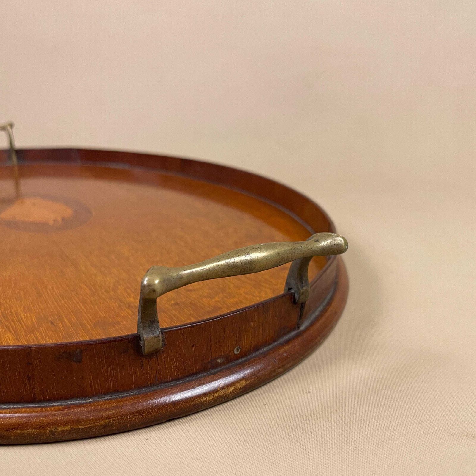 photo furniture Antique Oval Wooden Tray Central Shell Motif Serving Display Tray Handmade Brass Handles Large Tea Tray Marquetry