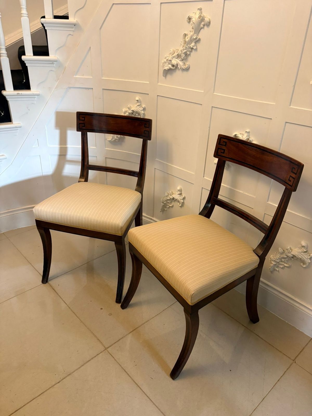 photo vintage Antique English 19th Century Mahogany Klismos Dining Side Chairs – Pair
