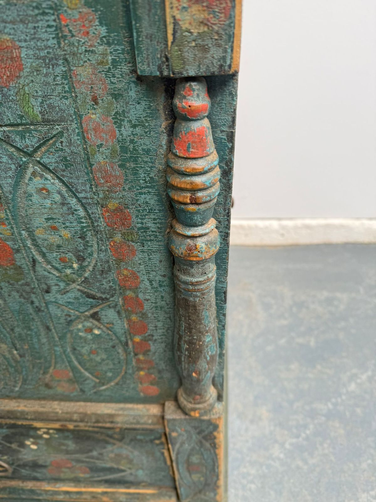 photo vinterior A Truly Amazing Genuine Hungarian Georgian Painted Teal Large Mule Chest