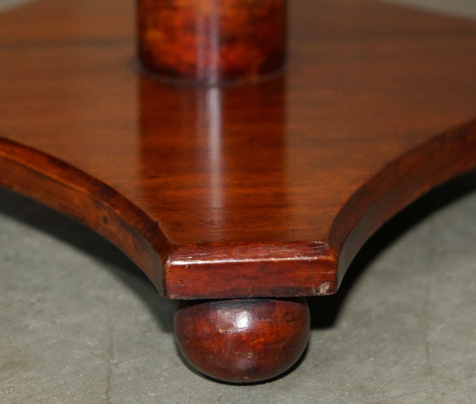 950.0 Fully Restored Sublime Antique Circa 1880 Mahogany Inlaid Tripod Side Lamp Table photo