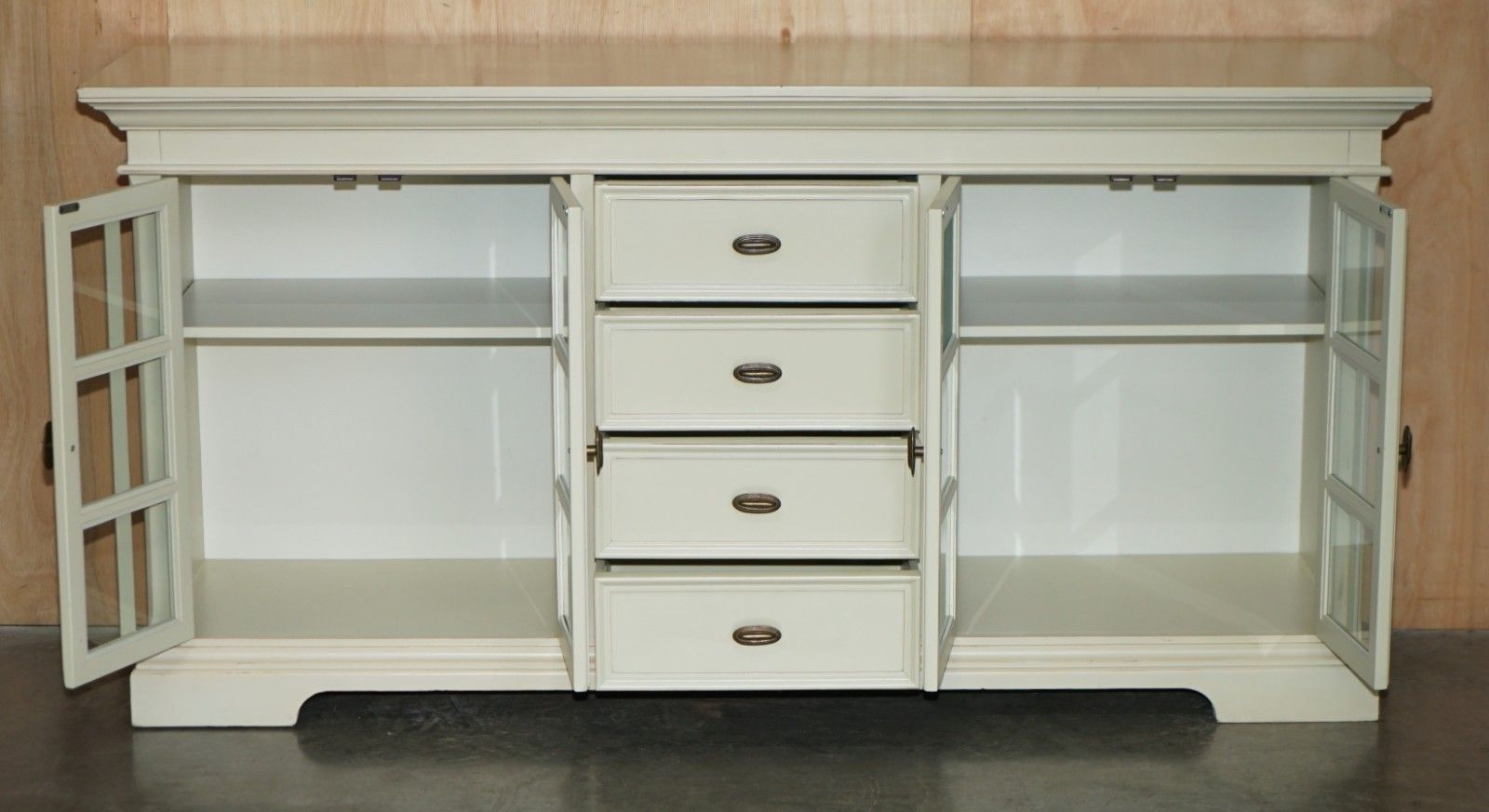 photo vintage Lovely Decorative Cream French Country Display Cabinet Cupboard Sideboard