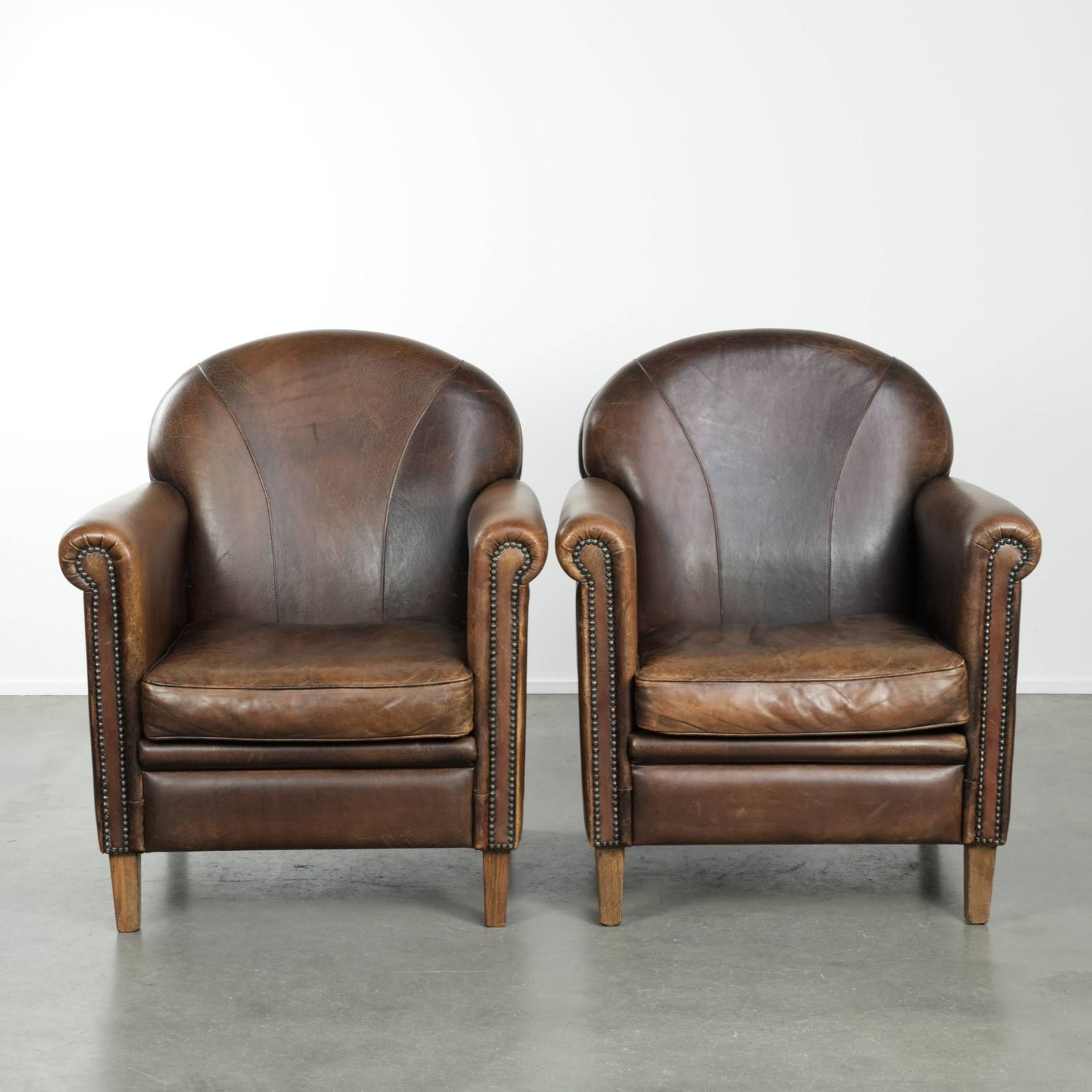 Tijdloos, Luxueus En Karaktervol: Set Van Twee Schapenleren Design Fauteuils Met Mooie Patina
