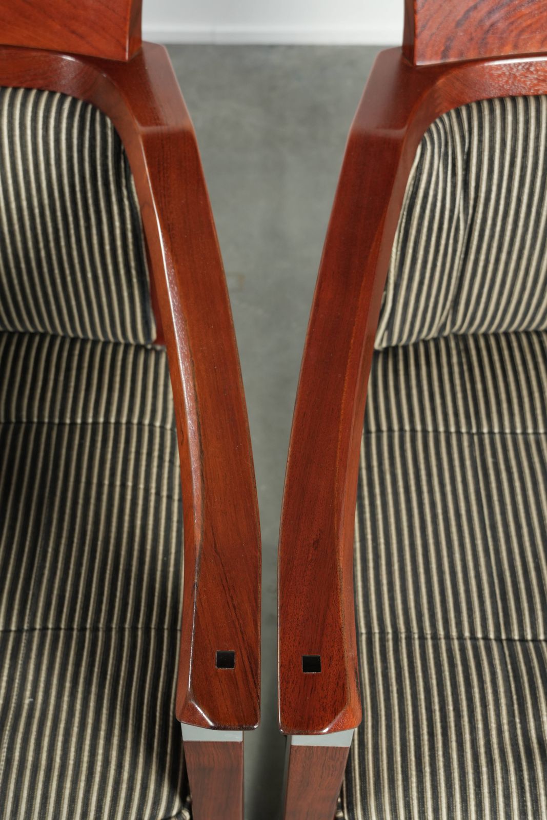photo vinterior Set Van 4 Stoffen Eetkamerstoelen Met Armleuningen Uit De Decoforma Serie Van Schuitema, In Goede Staat