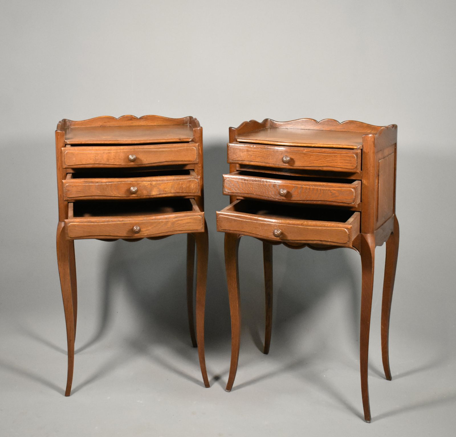 photo vintage Pair Of French Oak Bedside Cabinets – Louis XVI Style, Mid Century
