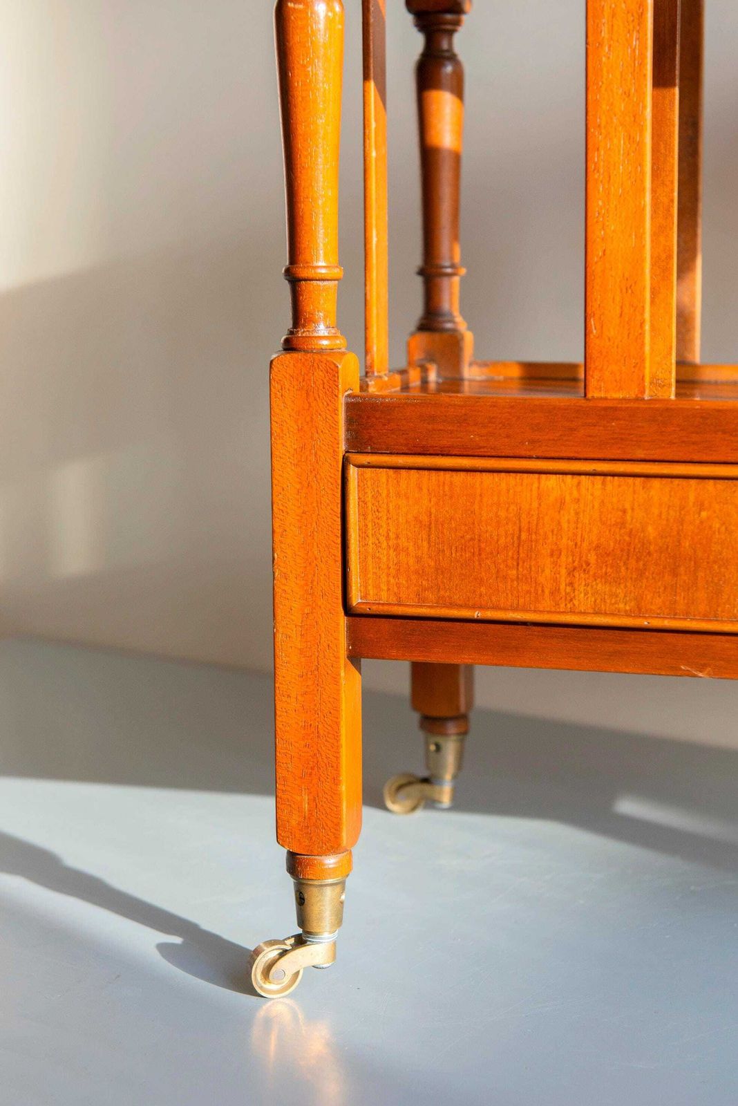 photo furniture Vintage Houten Tijdschriftenrek Op Wielen Met Lade – Mid Century Boekenkast Op Rijdbaar Onderstel