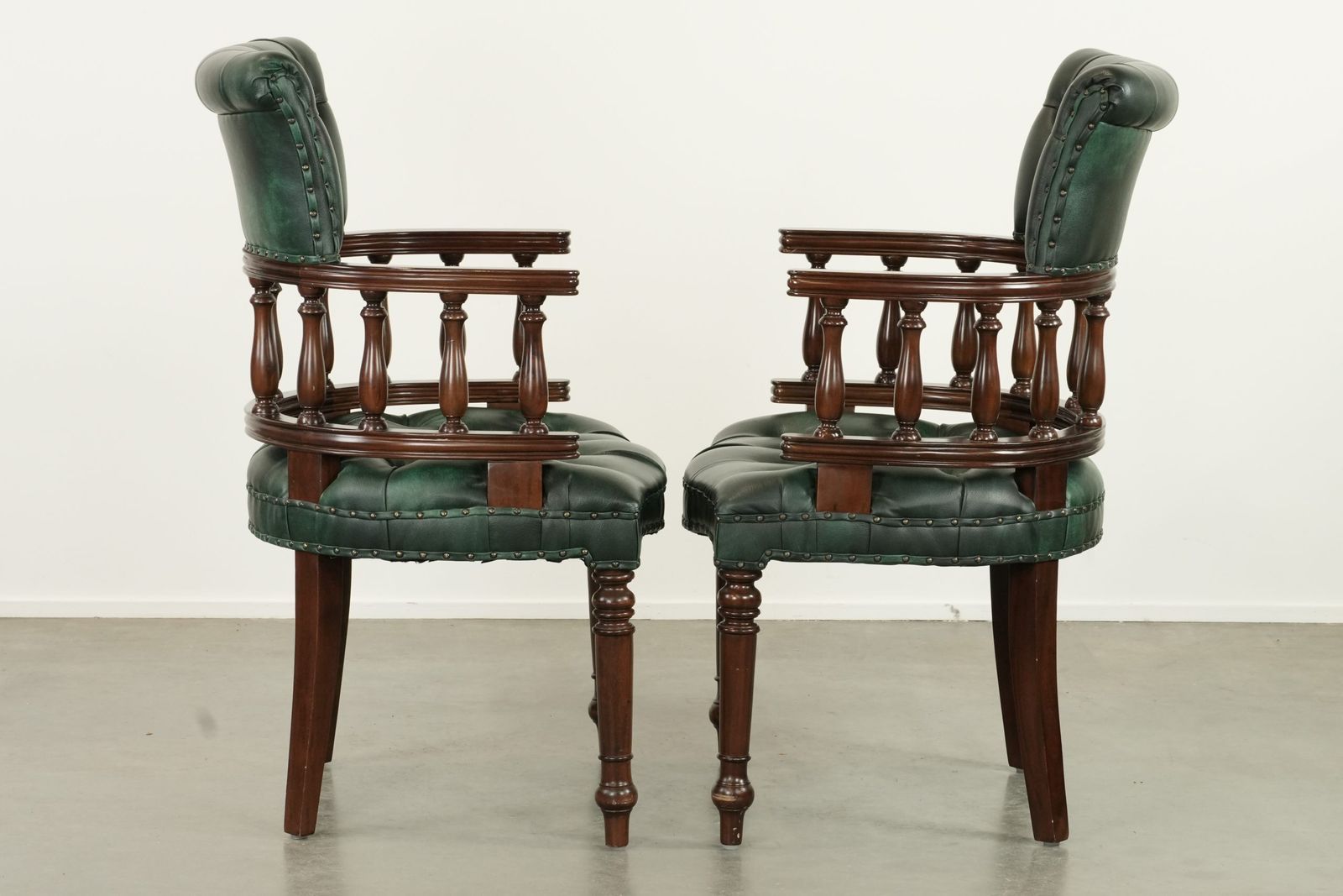 Set Van Twee Groene Chesterfield Bureaustoelen/Bijzetstoelen Met Vlammotief In Koeienhuid – Engelse Stijl photo furniture