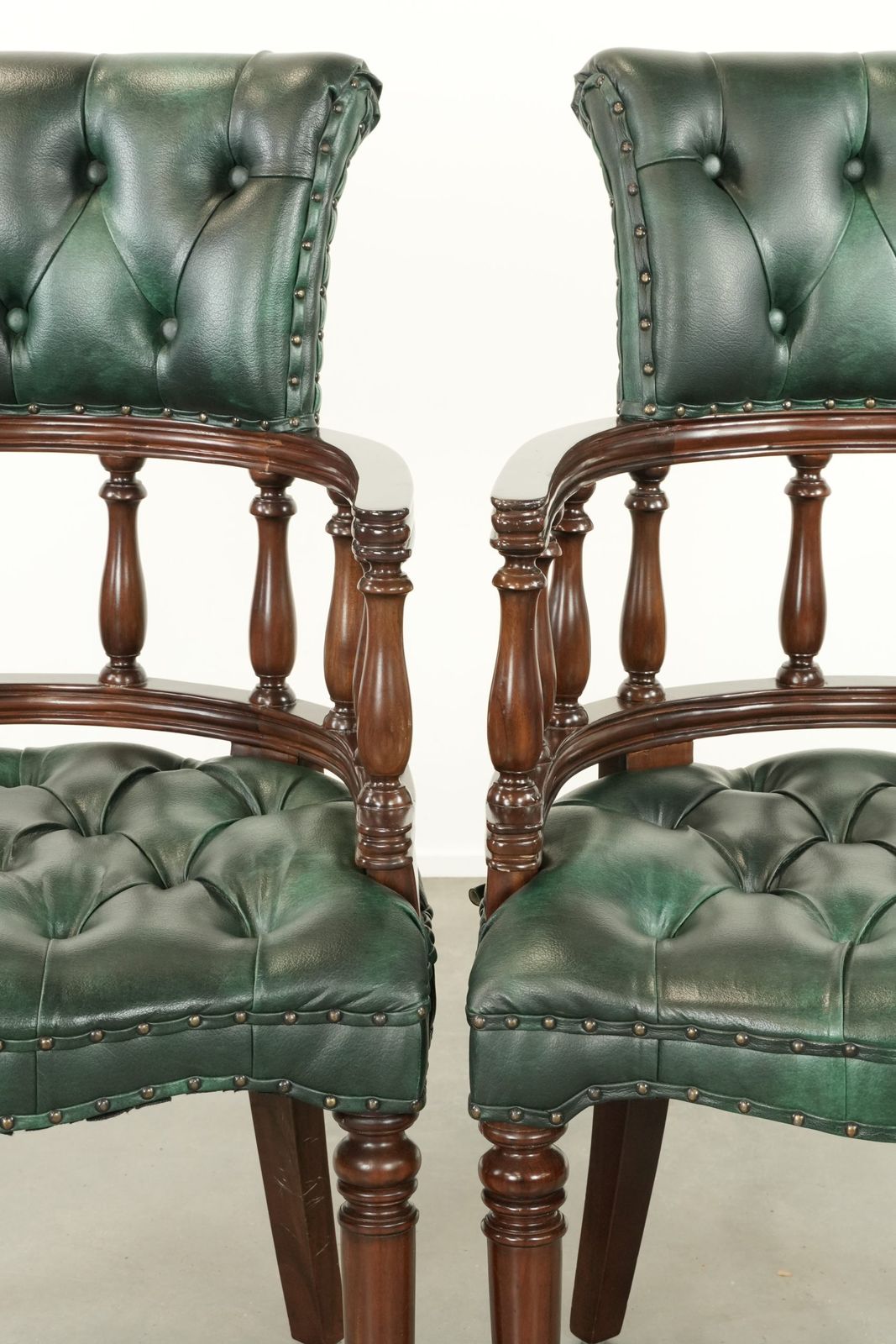 Meubels Set Van Twee Groene Chesterfield Bureaustoelen/Bijzetstoelen Met Vlammotief In Koeienhuid – Engelse Stijl photo