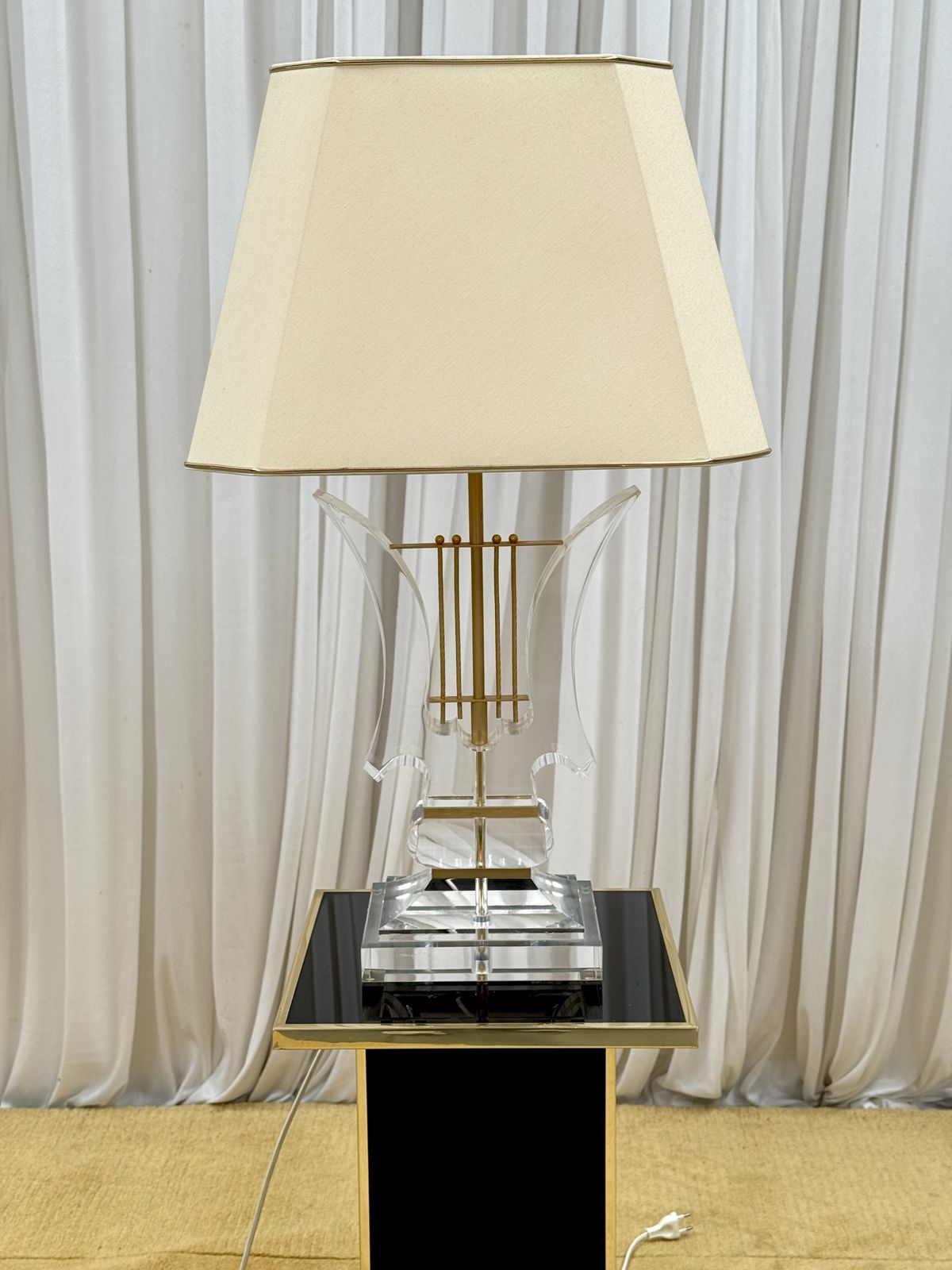 Rare 1970s Italian Hollywood Regency Lucite Table Lamp With Original Shade – Sculptural Harp Design photo furniture