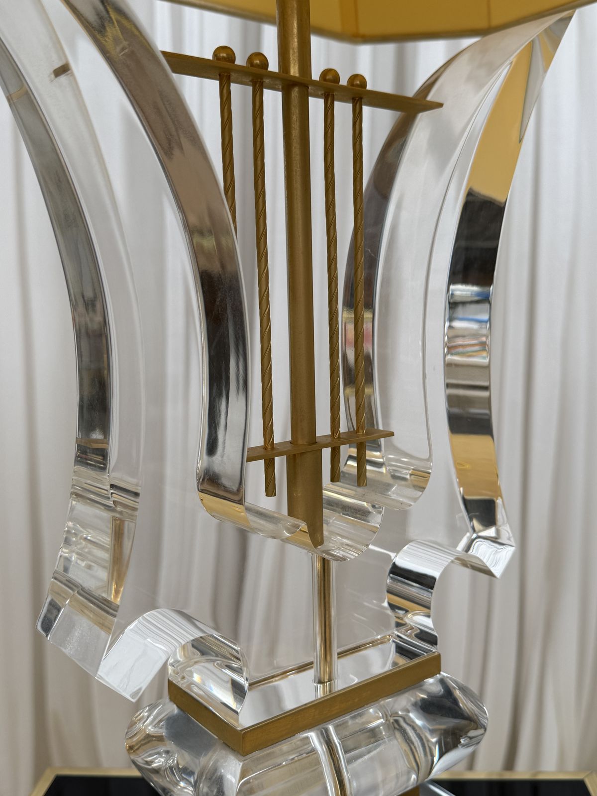 Rare 1970s Italian Hollywood Regency Lucite Table Lamp With Original Shade – Sculptural Harp Design photo buy