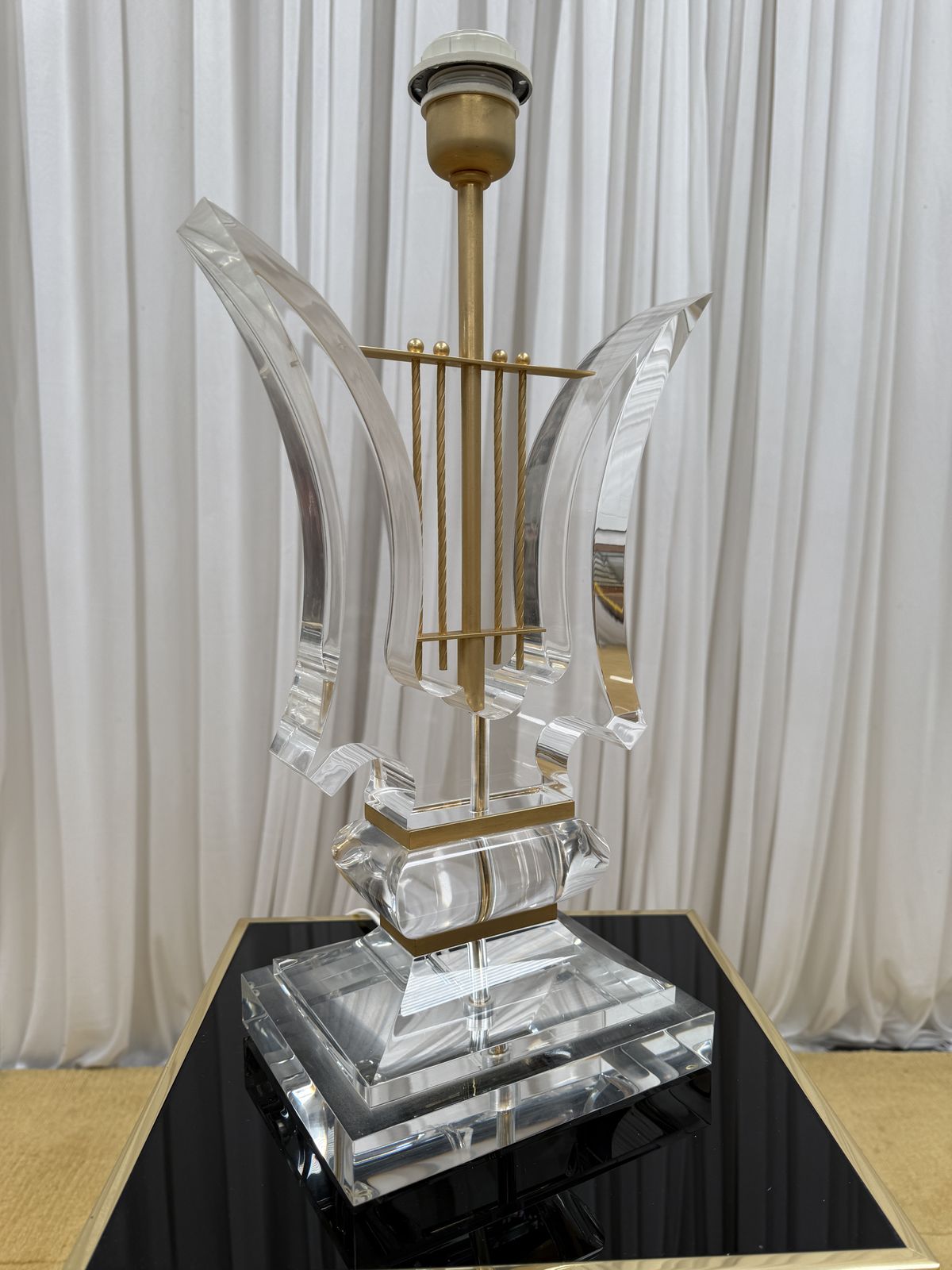 photo for sale Rare 1970s Italian Hollywood Regency Lucite Table Lamp With Original Shade – Sculptural Harp Design