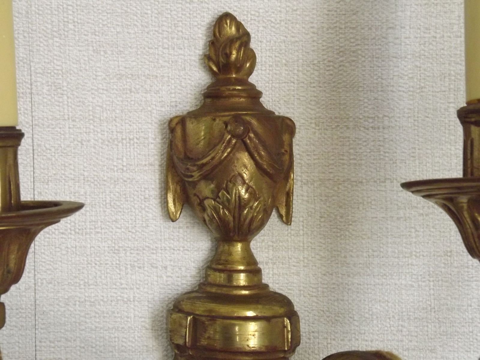 photo for sale Grande applique murale double Empire en bronze, style français, avec détail urne et guirlande