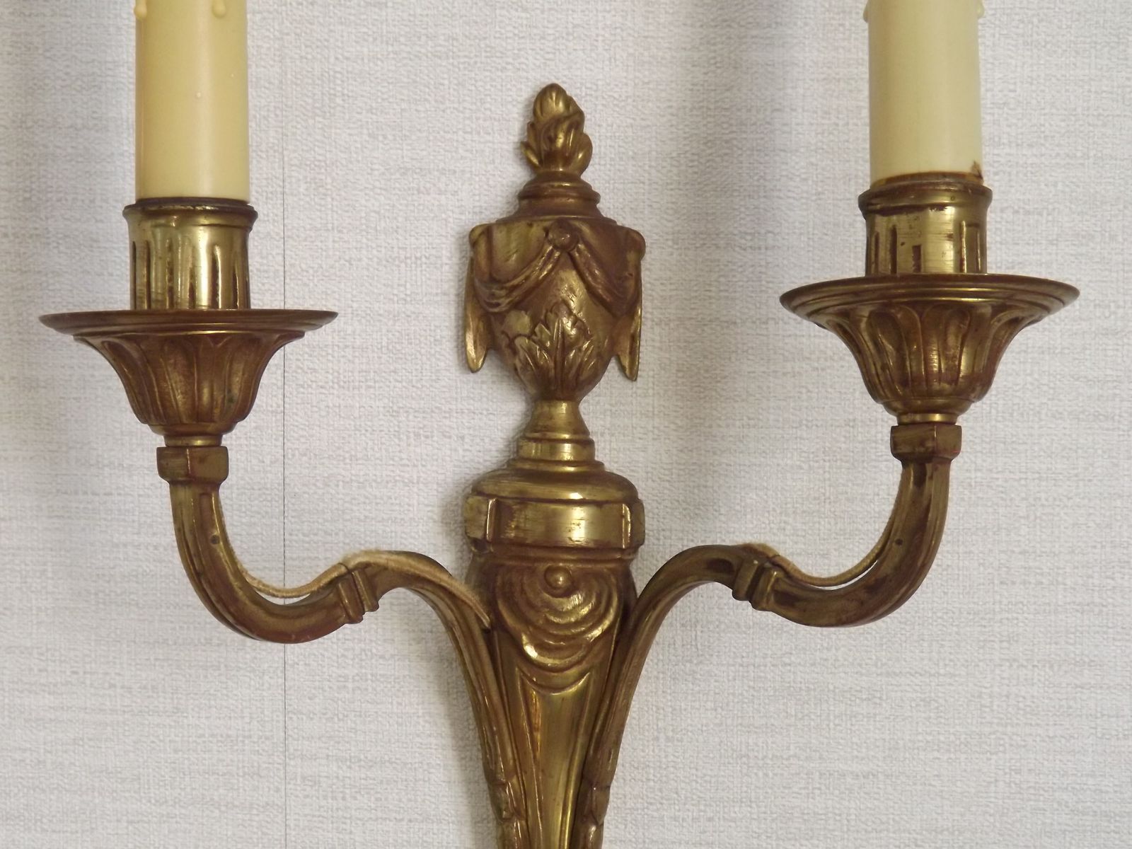 Grande applique murale double Empire en bronze, style français, avec détail urne et guirlande photo 148.0