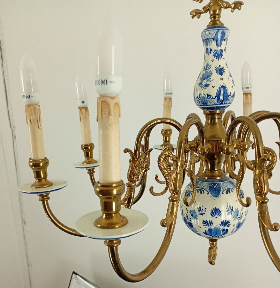 L Dutch Delft Blue White Chandelier Porcelain Ornate Brass 8 Lights Arms Vintage photo Lighting