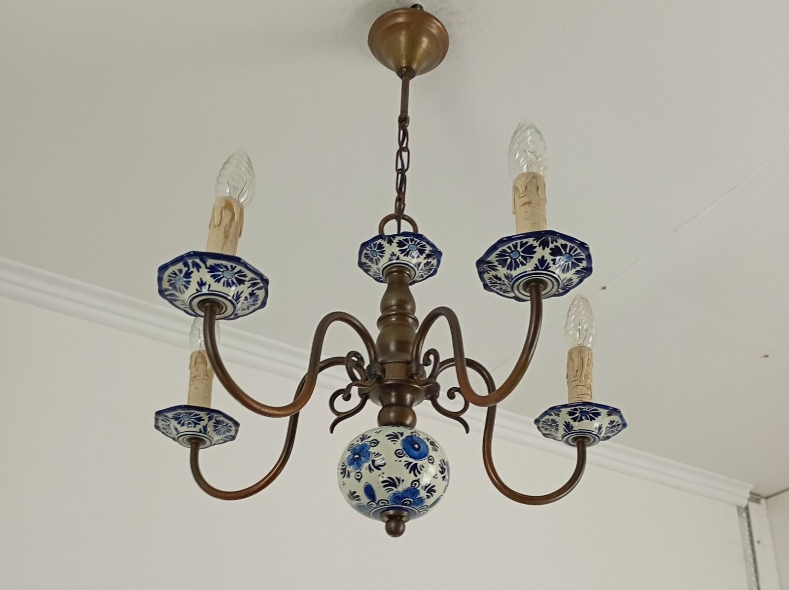 Vintage Delft Blue White Porcelain Brass Chandelier 5 Arm Hand Painted Farmhouse photo Lighting