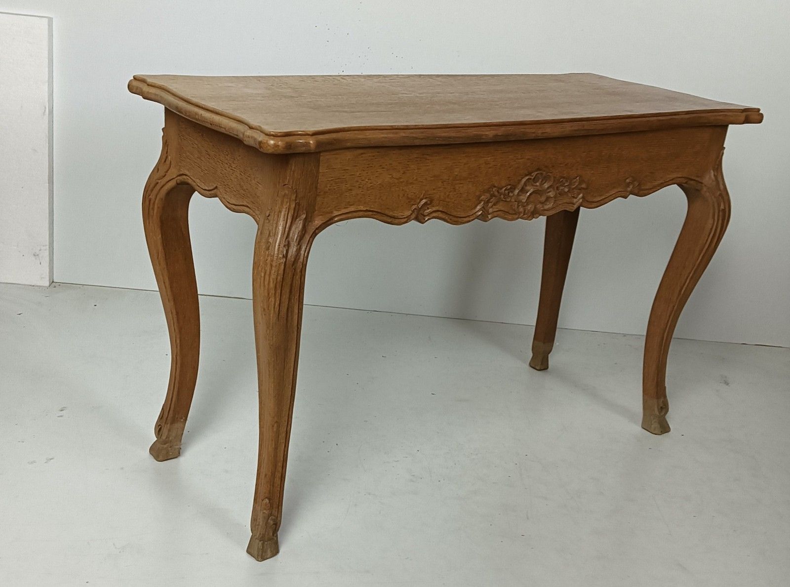 photo furniture Louis XV/XVI Style  Carved Wood Vintage Side Coffee Wine Occasional Table Lovely