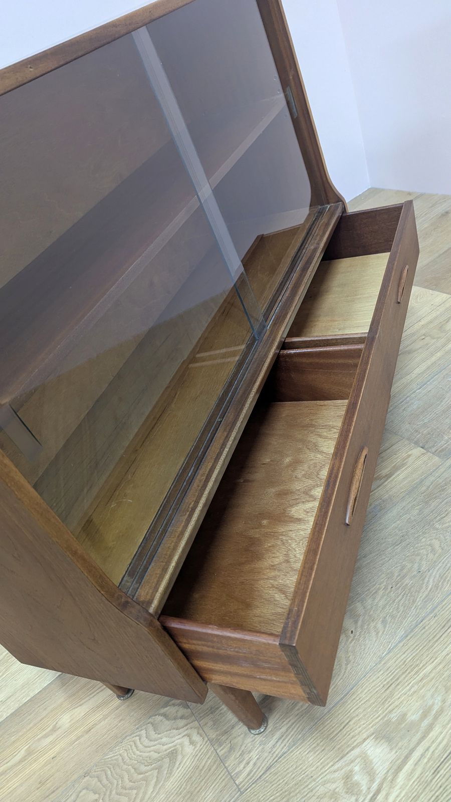 photo vinterior Mid Century 1960s Jentique Glazed Cabinet