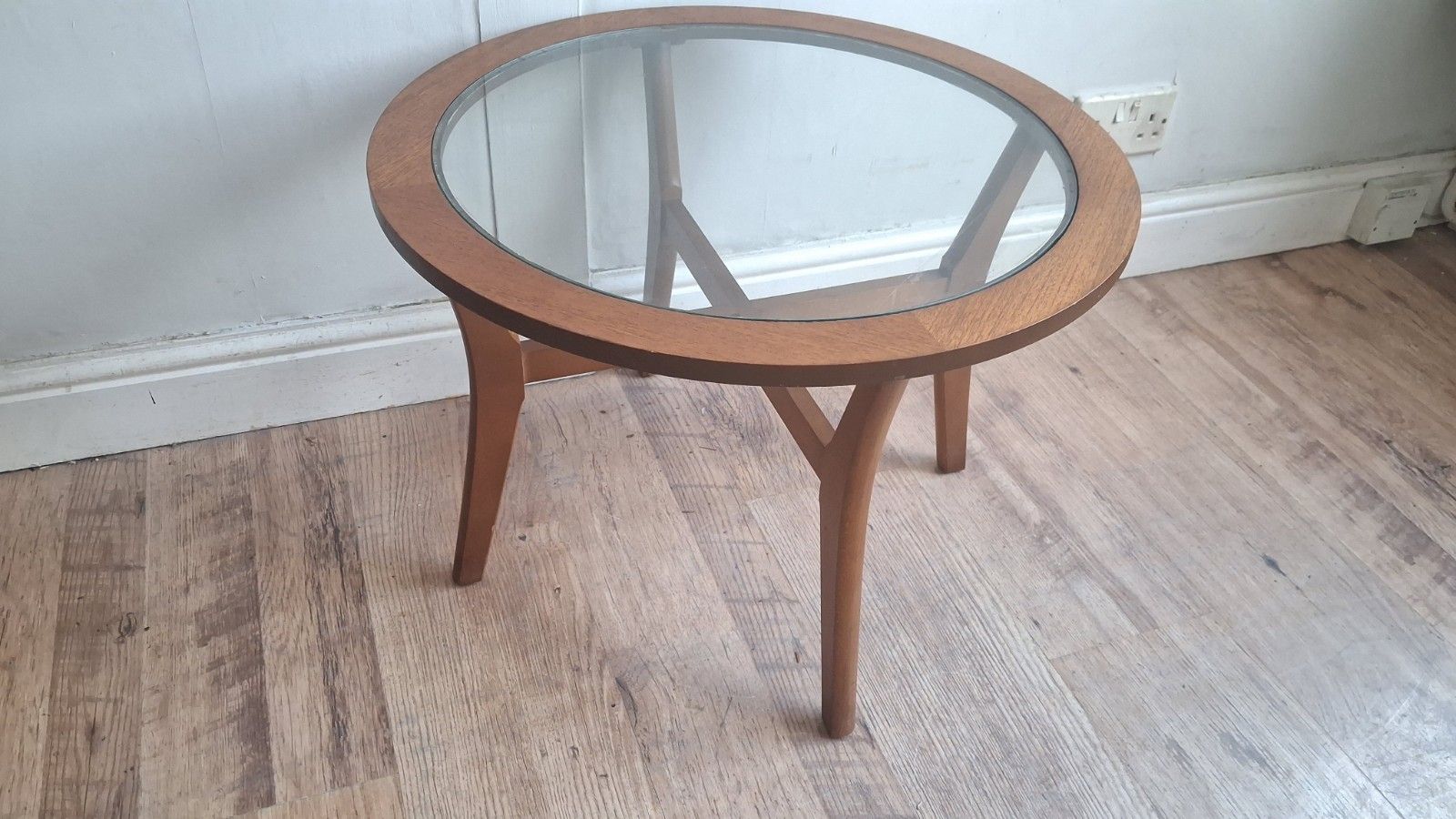 photo vinterior Superb 1970's Stonehill Mid Century  Glass & Teak Drinks/Cocktail/Coffee Table
