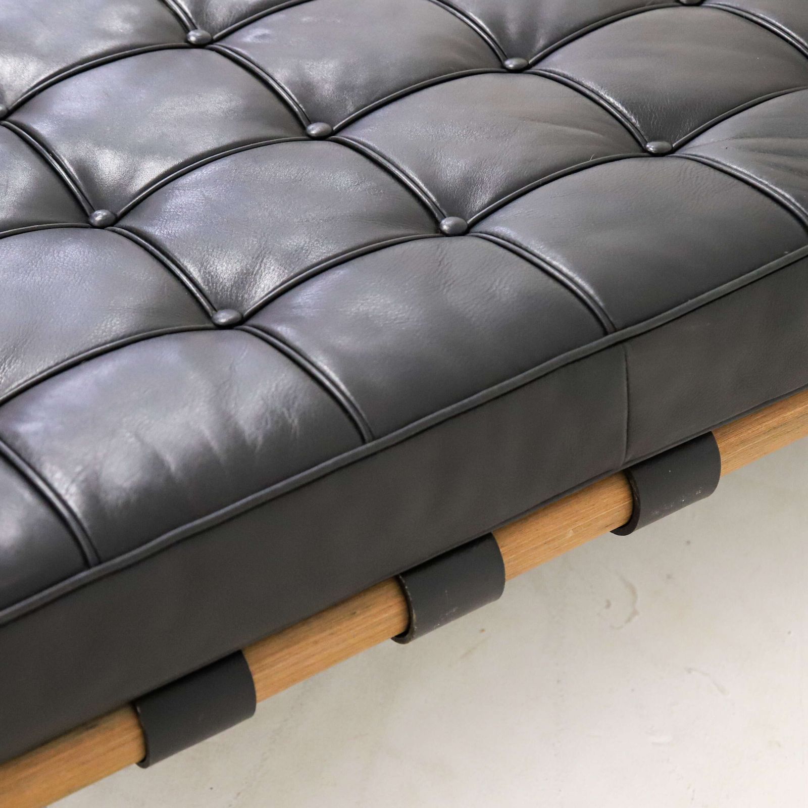 Vintage 1990s Barcelona Day Bed In Black Leather And Rosewood photo vintage