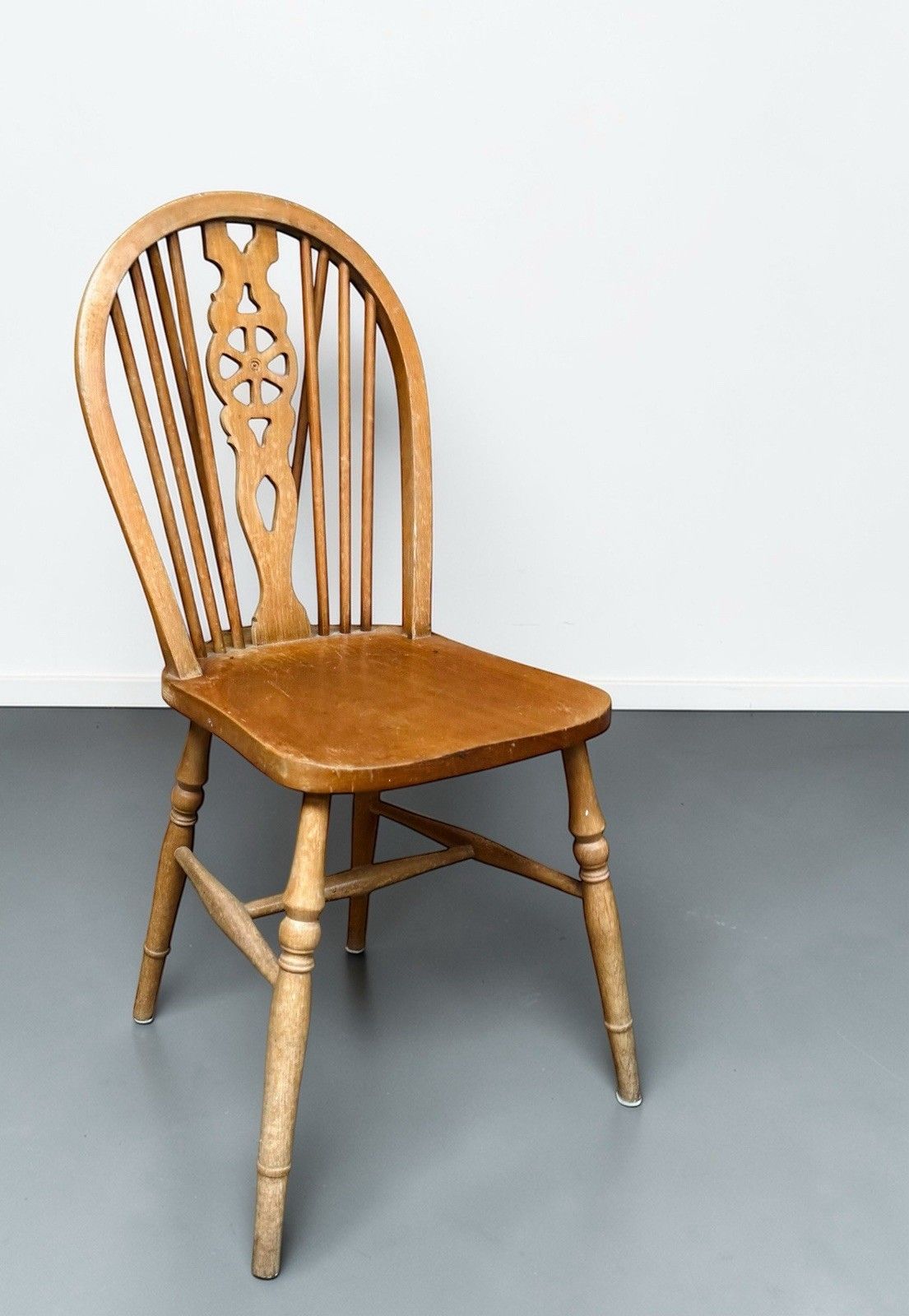 photo furniture Antique Set Of Four Elm And Beech Windsor Wheelback Dining Chairs C1940s