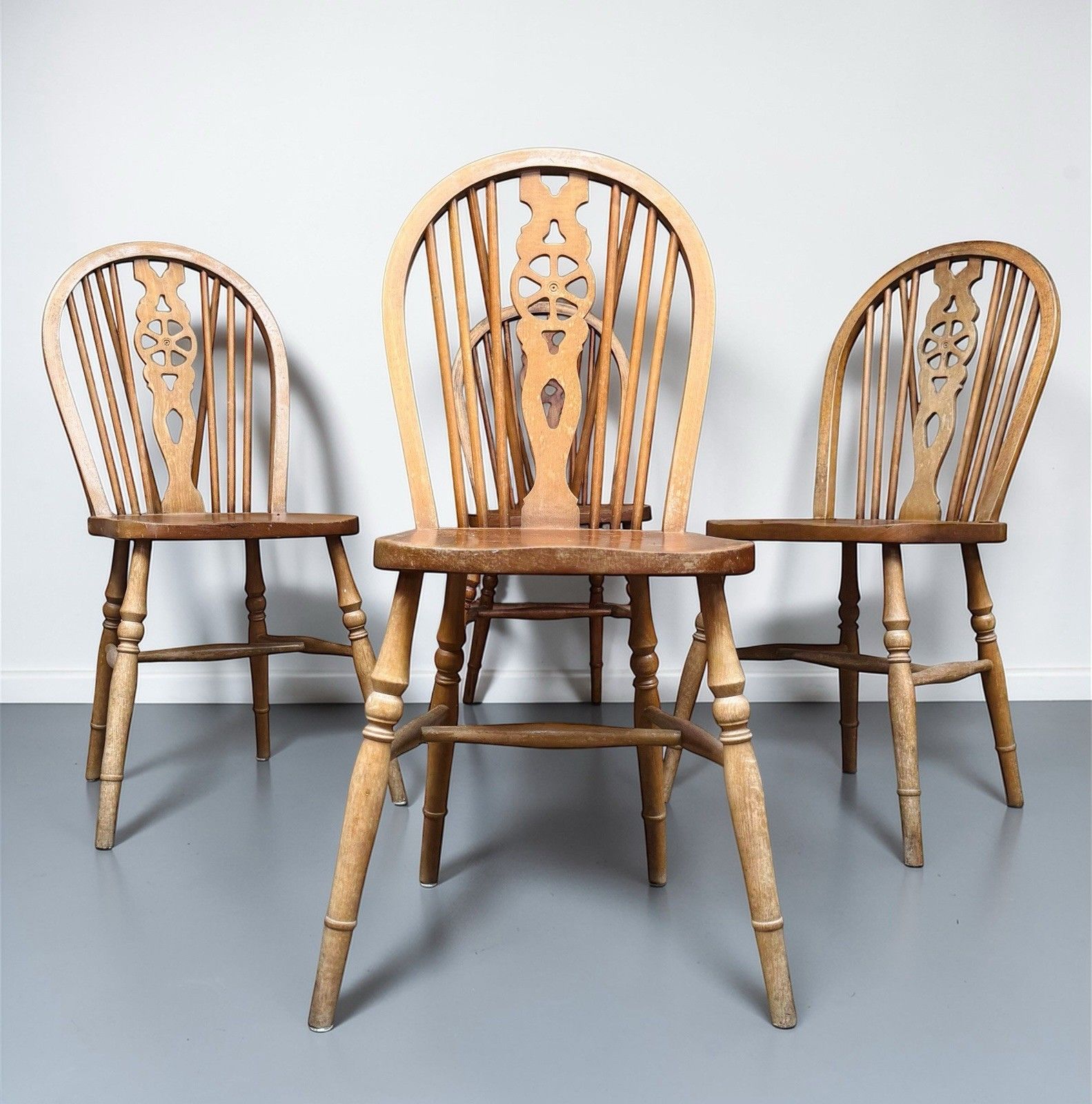 photo vinterior Antique Set Of Four Elm And Beech Windsor Wheelback Dining Chairs C1940s