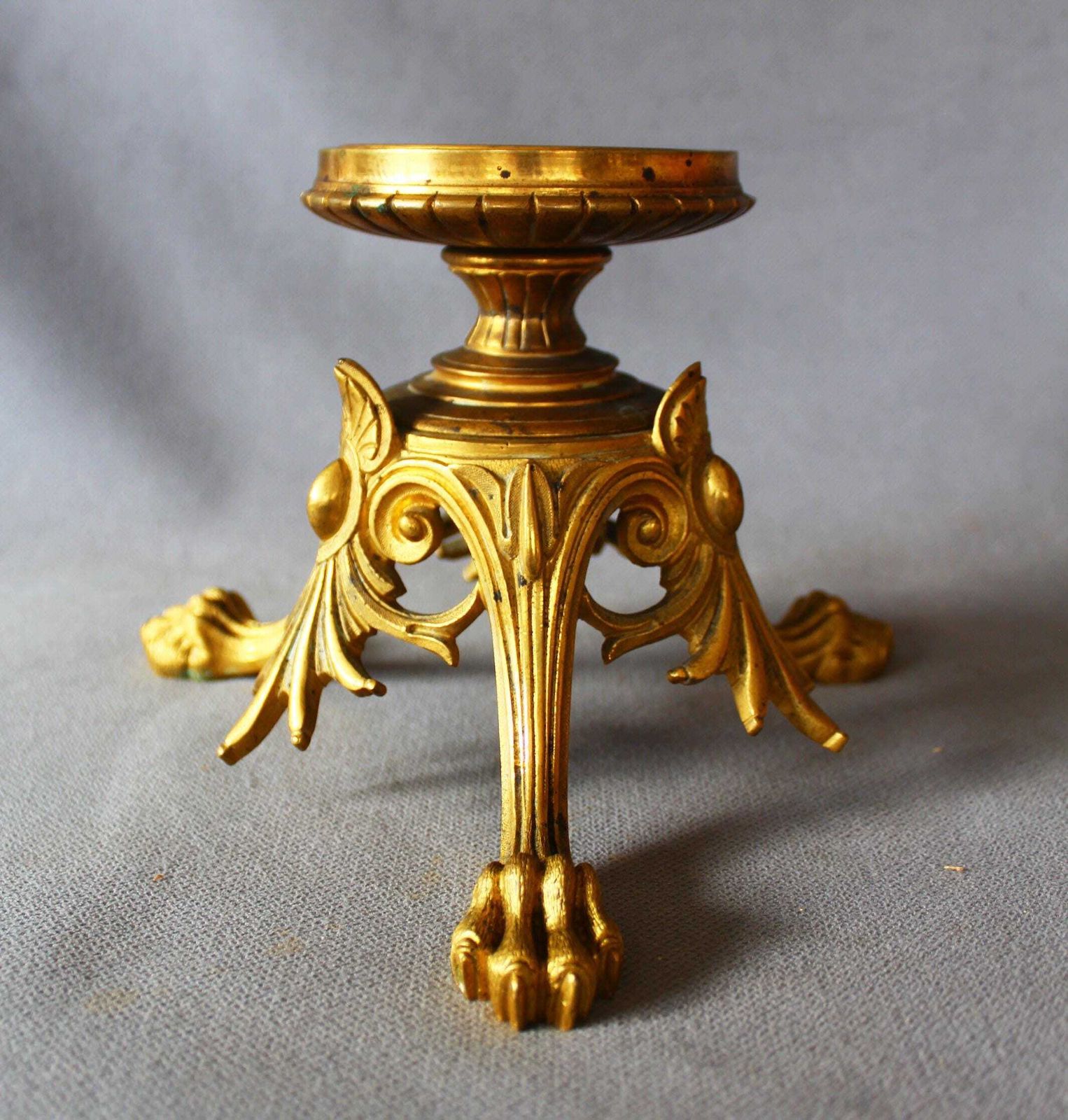 photo vintage Antique French Empire Revival Bronze Pedestal Stand Or Base, Signed F. Delarue Paris, Gilded, Tripod Feet, Lion Paw, Acanthus Leaf, Napoleon